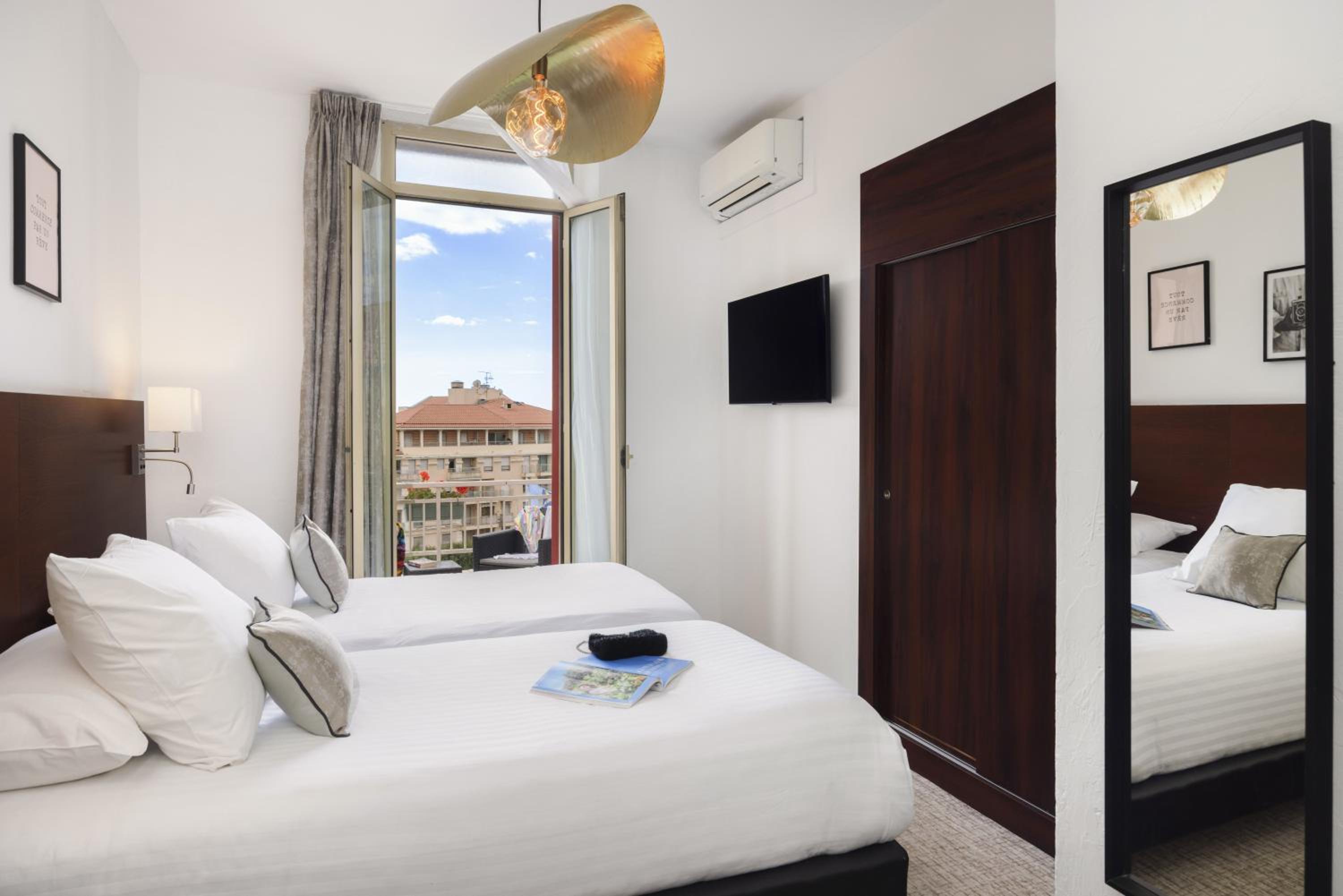 Deluxe Queen Room with Sea View - Non-Smoking - Photo 1