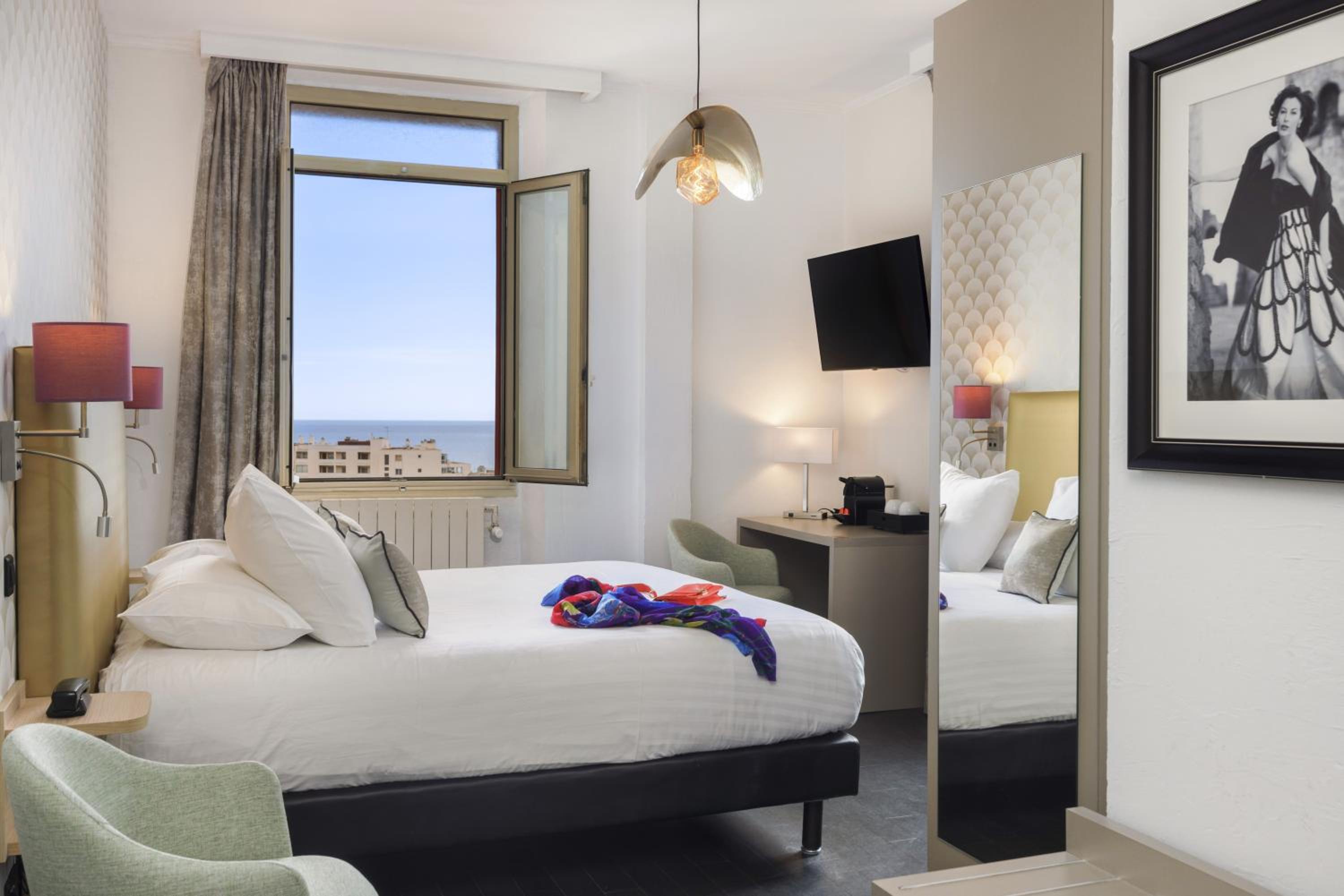 Deluxe Queen Room with Sea View - Non-Smoking - Photo 2