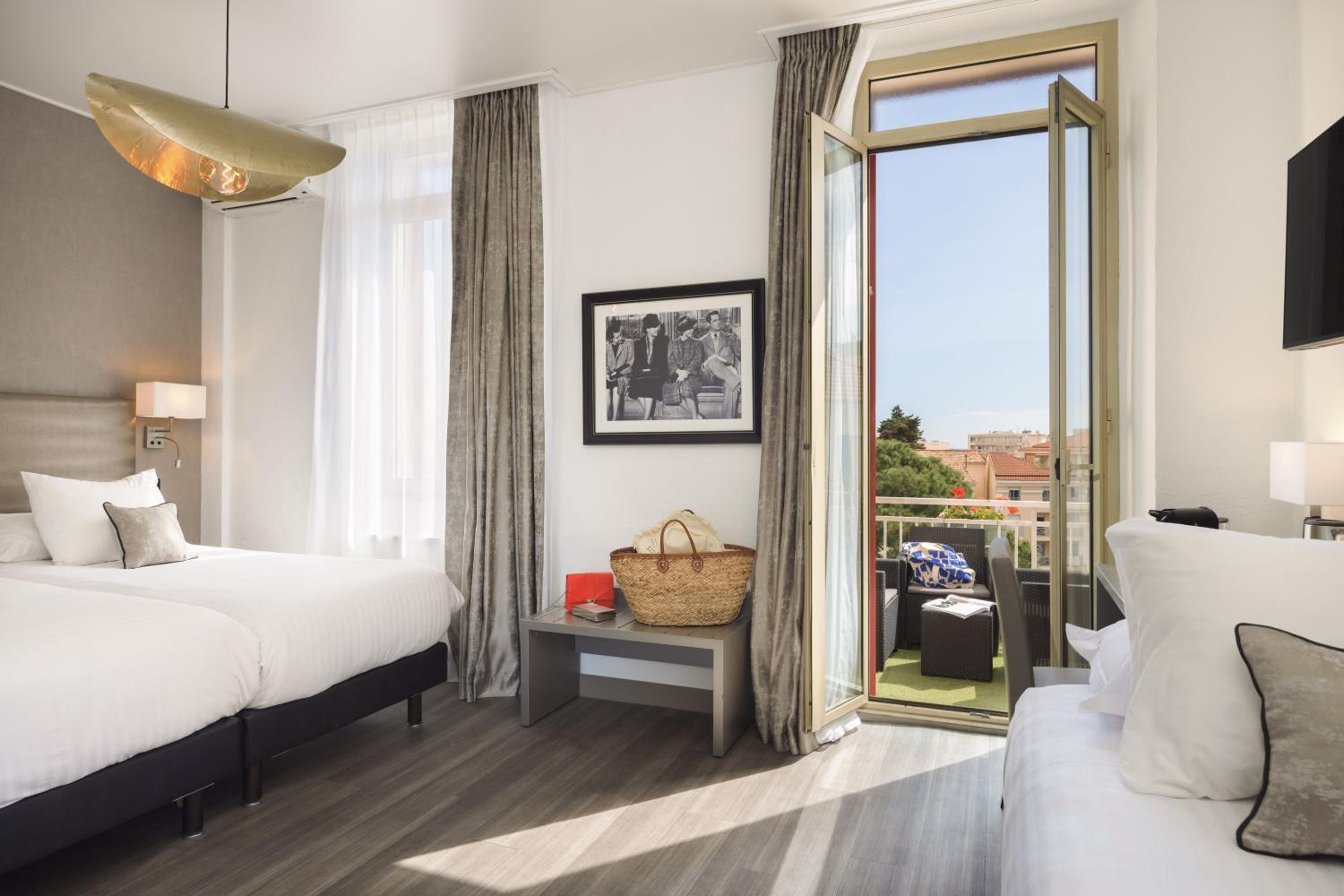 Deluxe Room with One Queen and One Single Bed - Non-Smoking - Photo 4