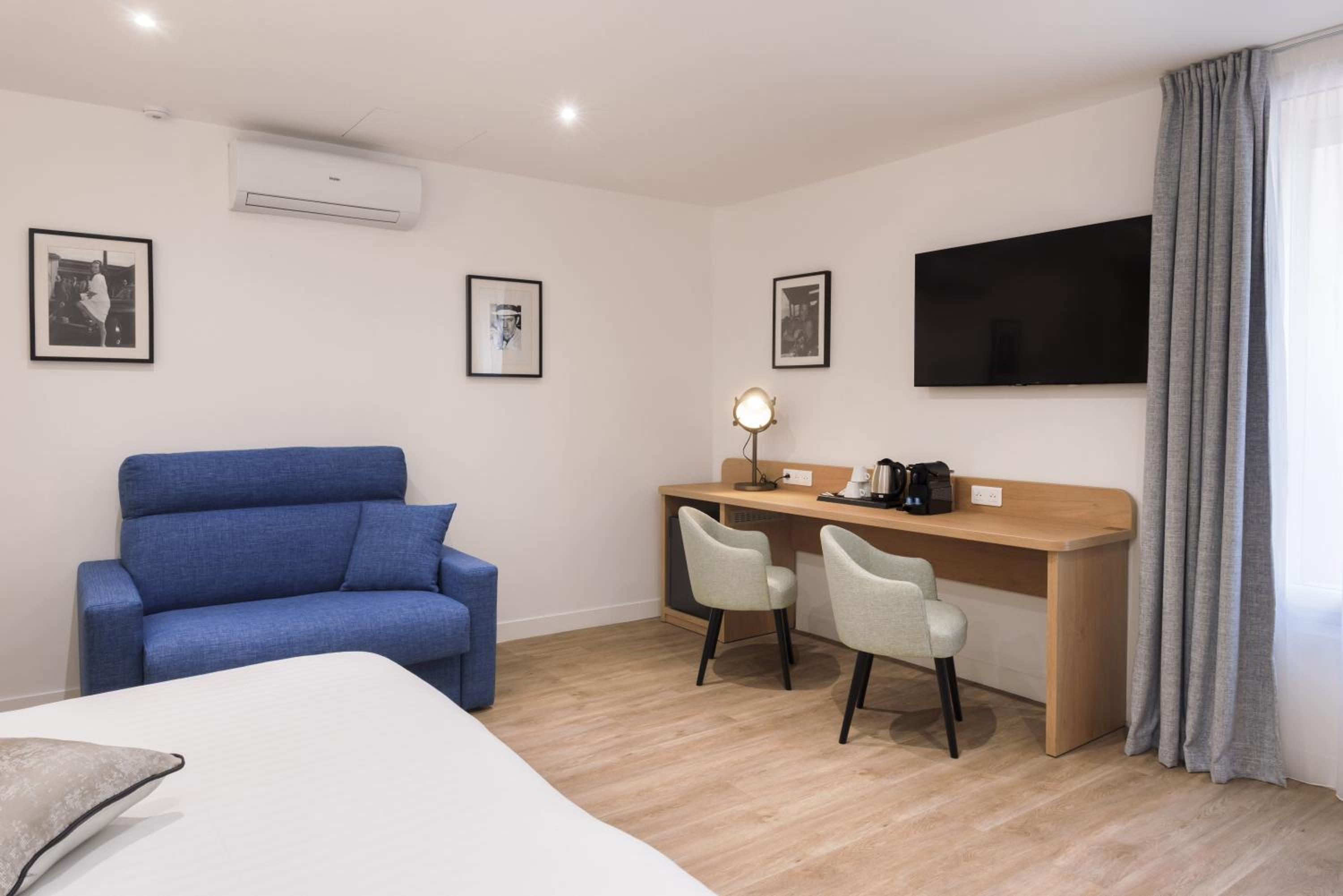 Deluxe Room with One Queen and One Single Bed - Non-Smoking - Photo 2