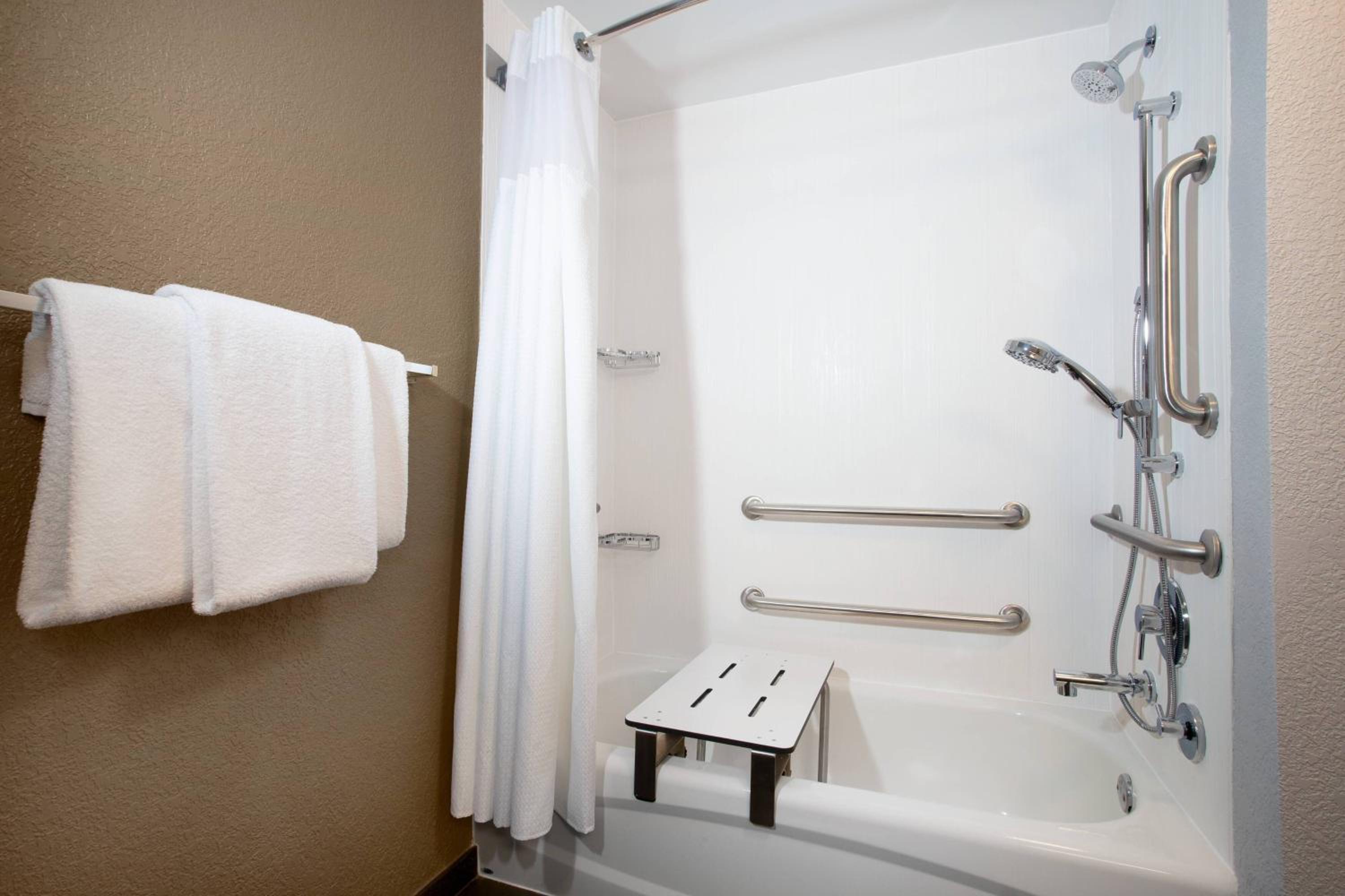 Double Room with Two Double Beds and Adapted Tub - Mobility Accessible