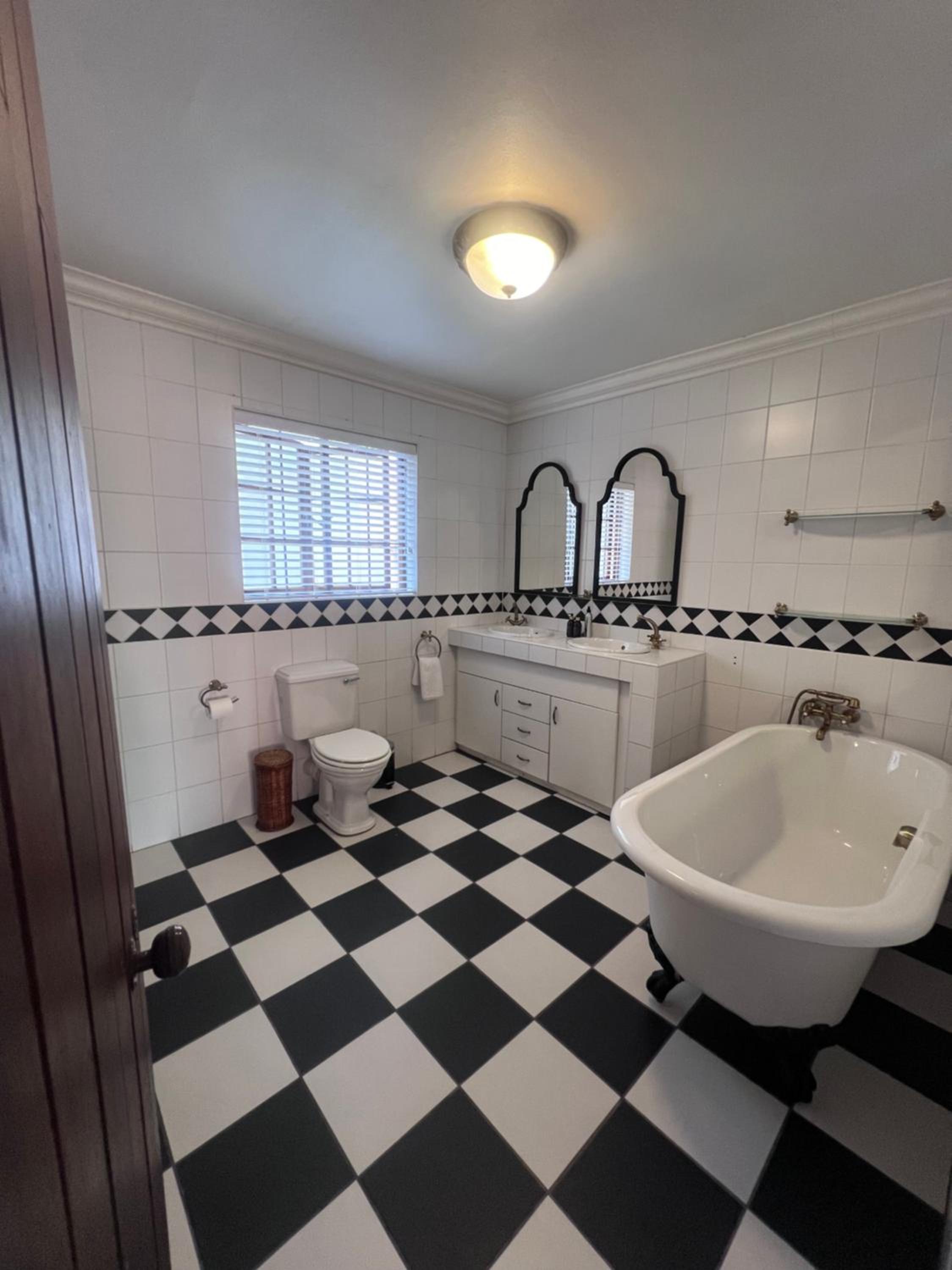 Queen Suite with Pool View - Photo 3