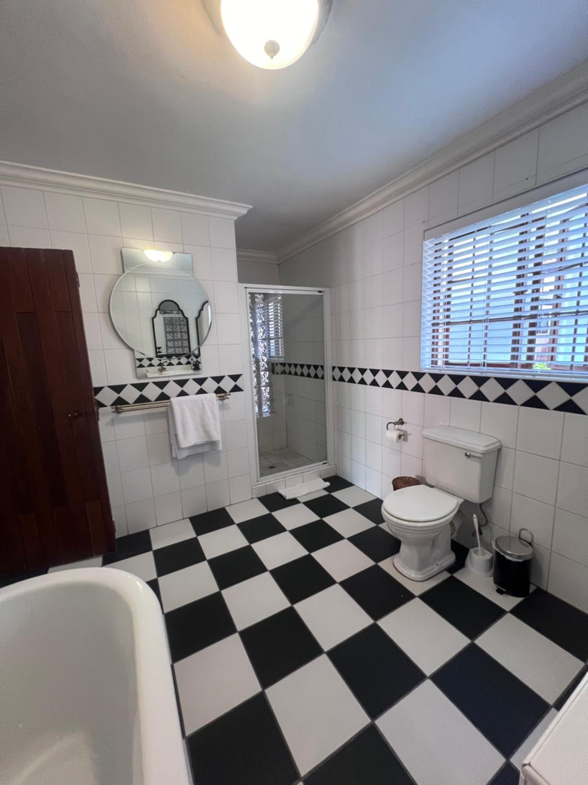 Queen Suite with Pool View - Photo 2