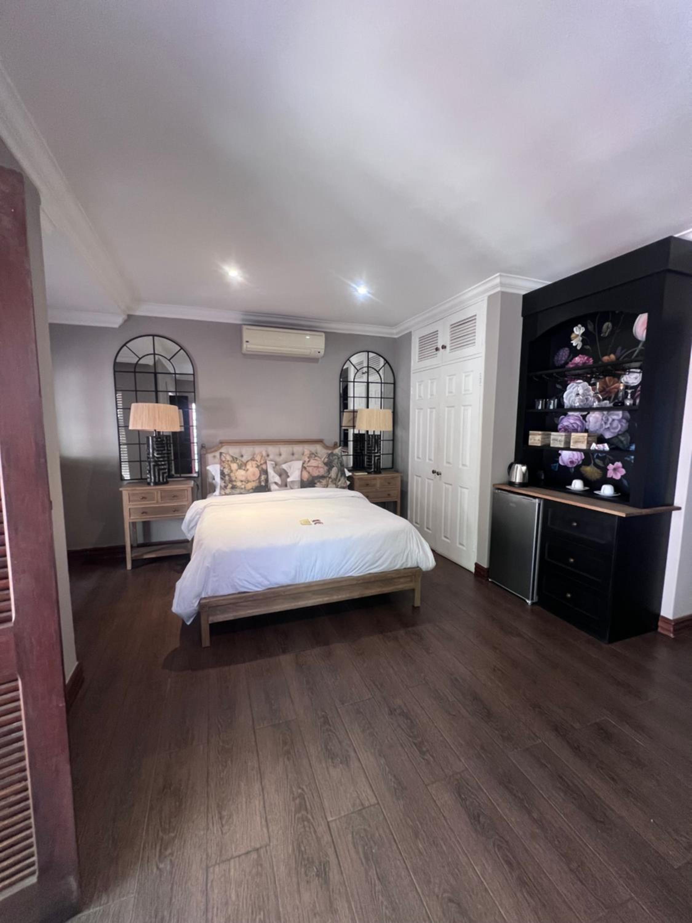 Queen Suite with Pool View - Photo 1