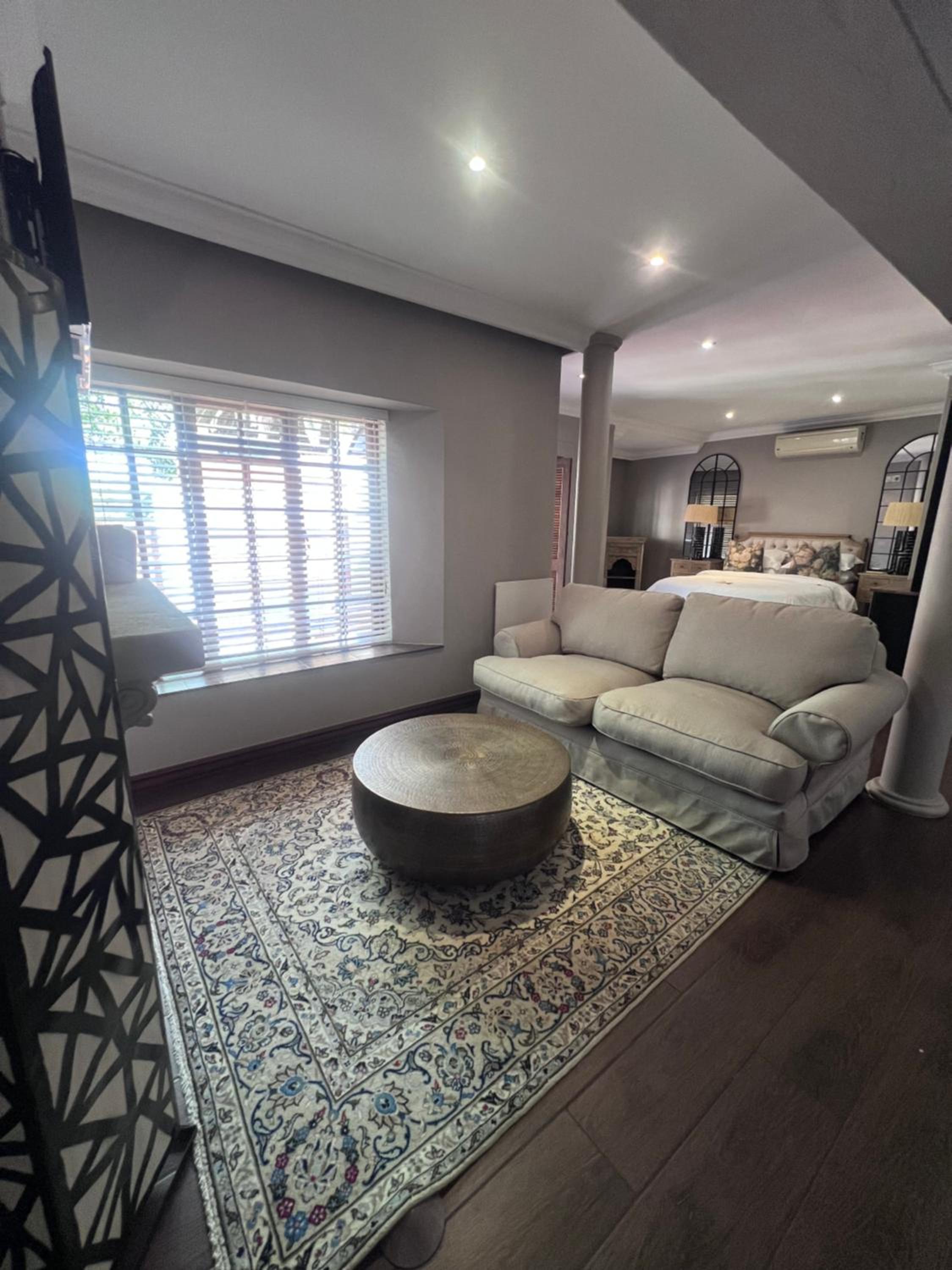 Queen Suite with Pool View - Photo 5
