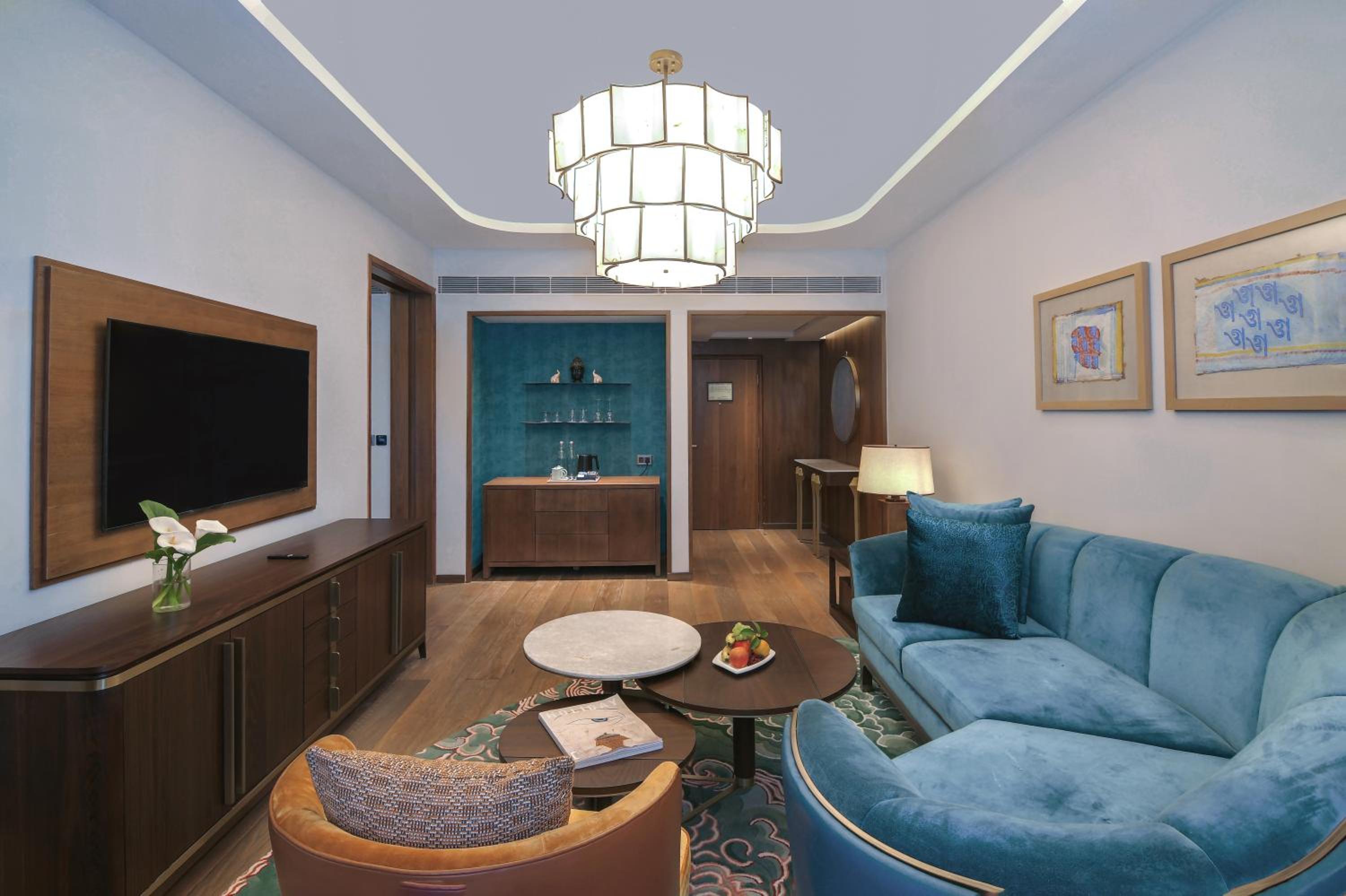 Executive Suite - Photo 2