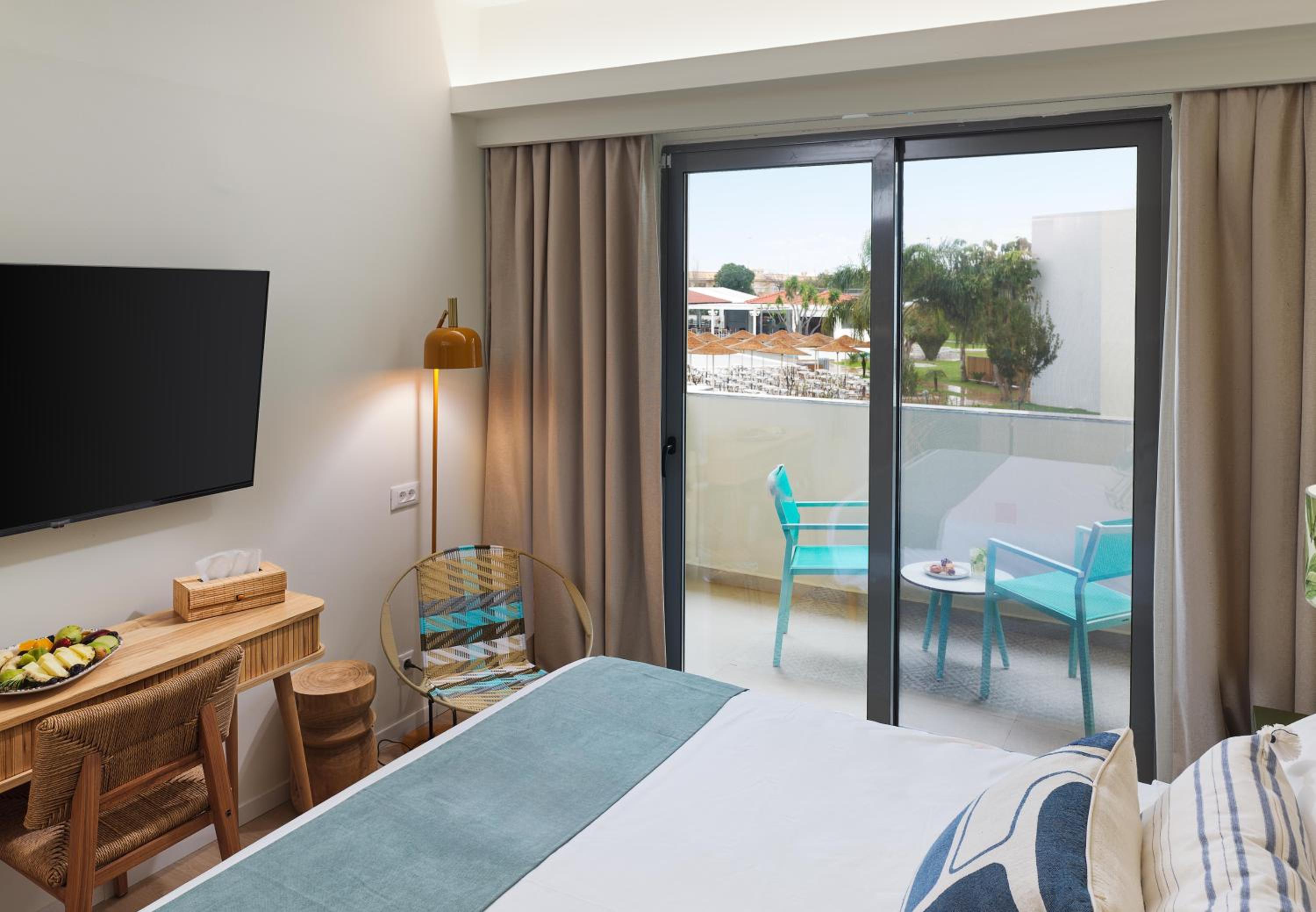 Deluxe Double or Twin Room with Pool View thumbnail 6
