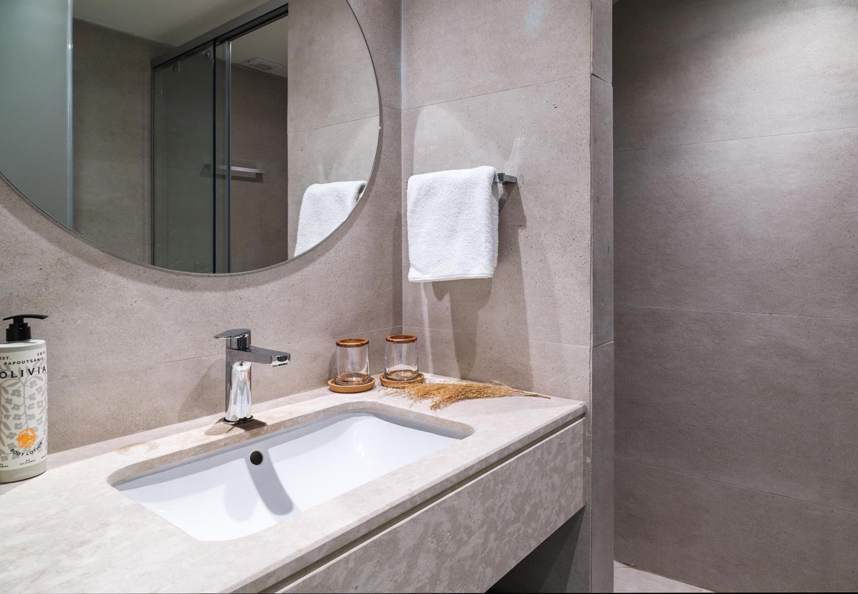 Deluxe Double or Twin Room with Pool View thumbnail 6