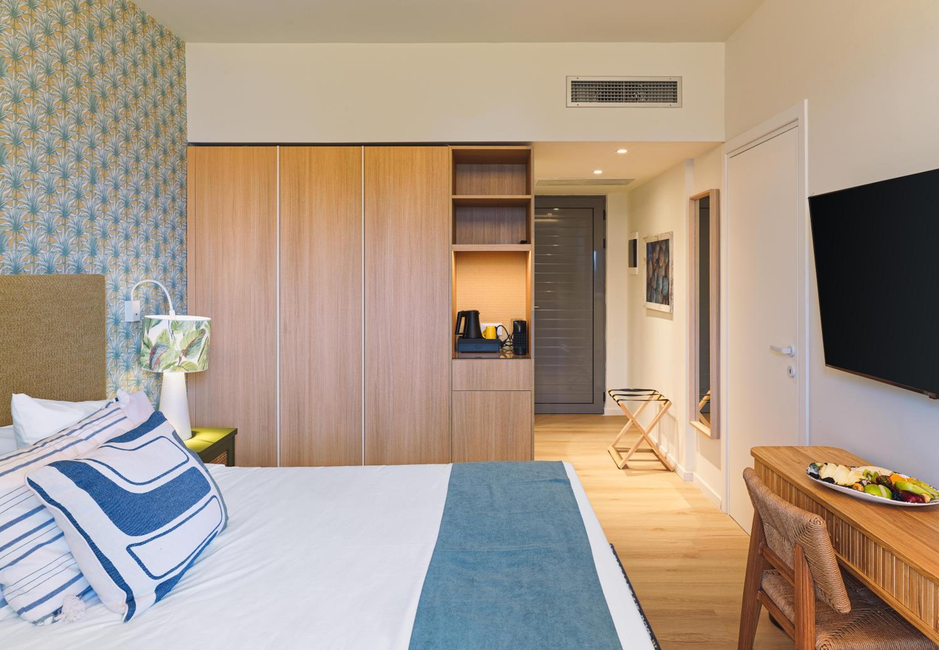 Deluxe Double or Twin Room with Pool View thumbnail 5