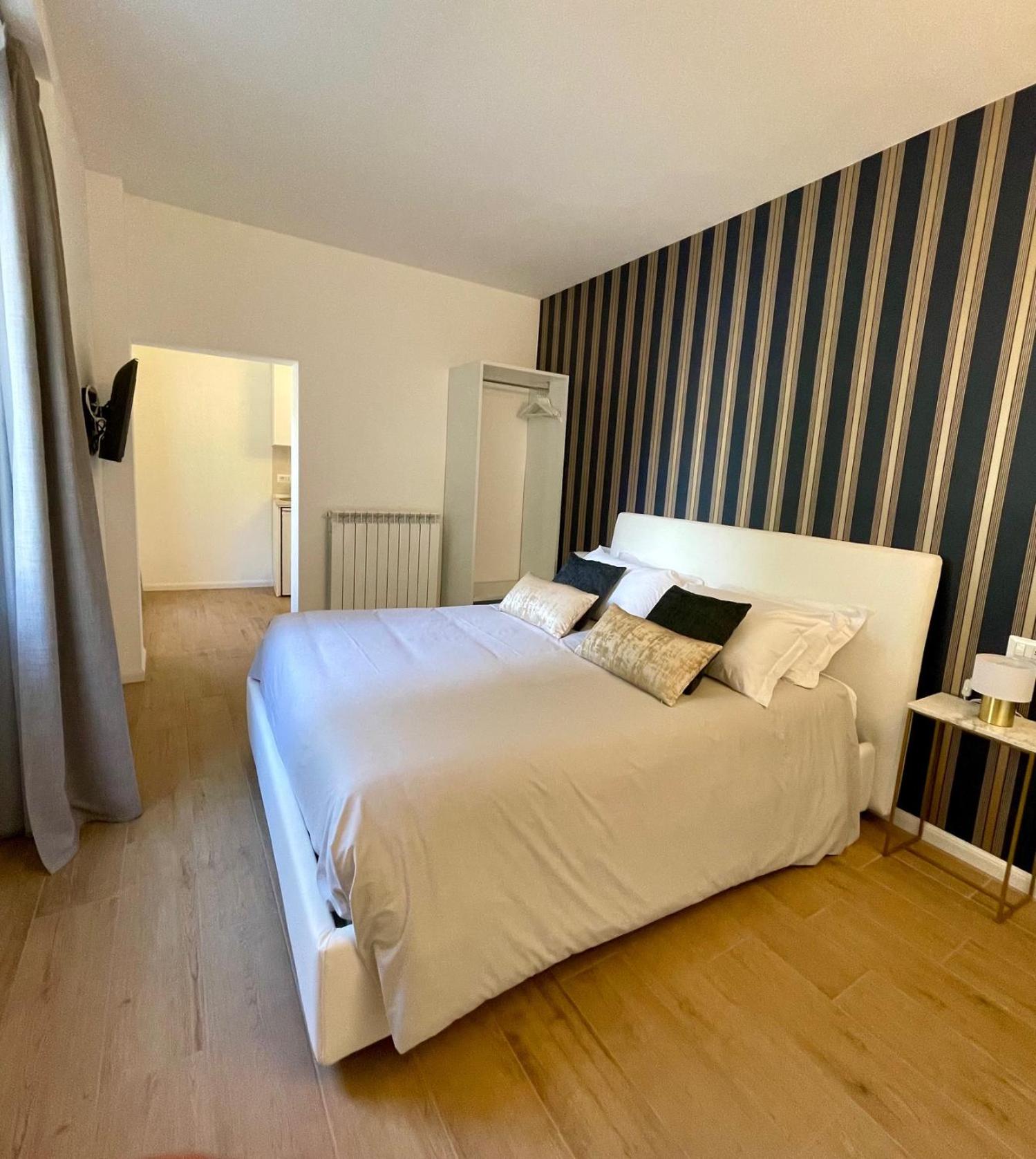 One-Bedroom Deluxe Apartment