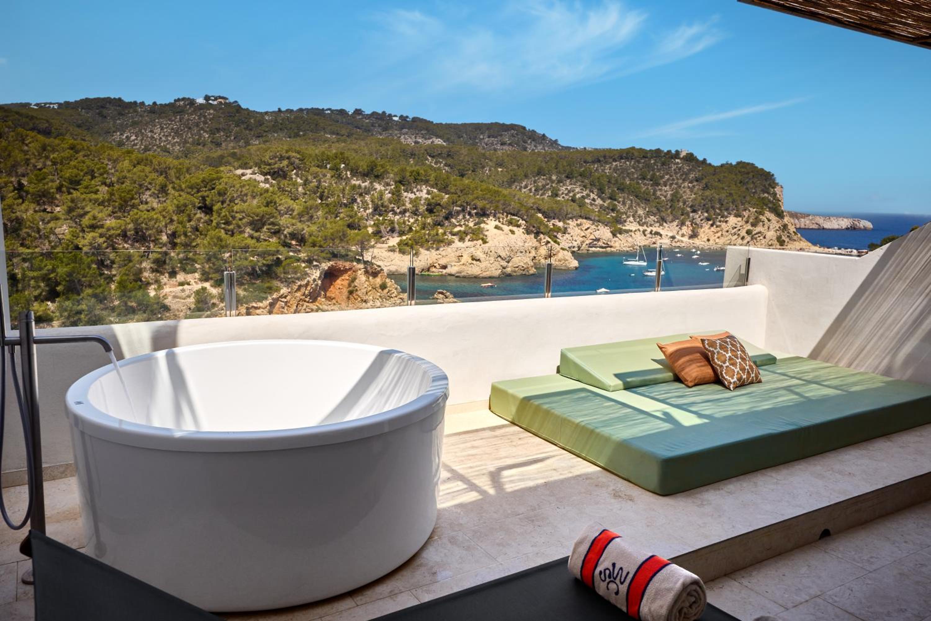 The Club Junior King Suite with Terrace Bath and Sea View