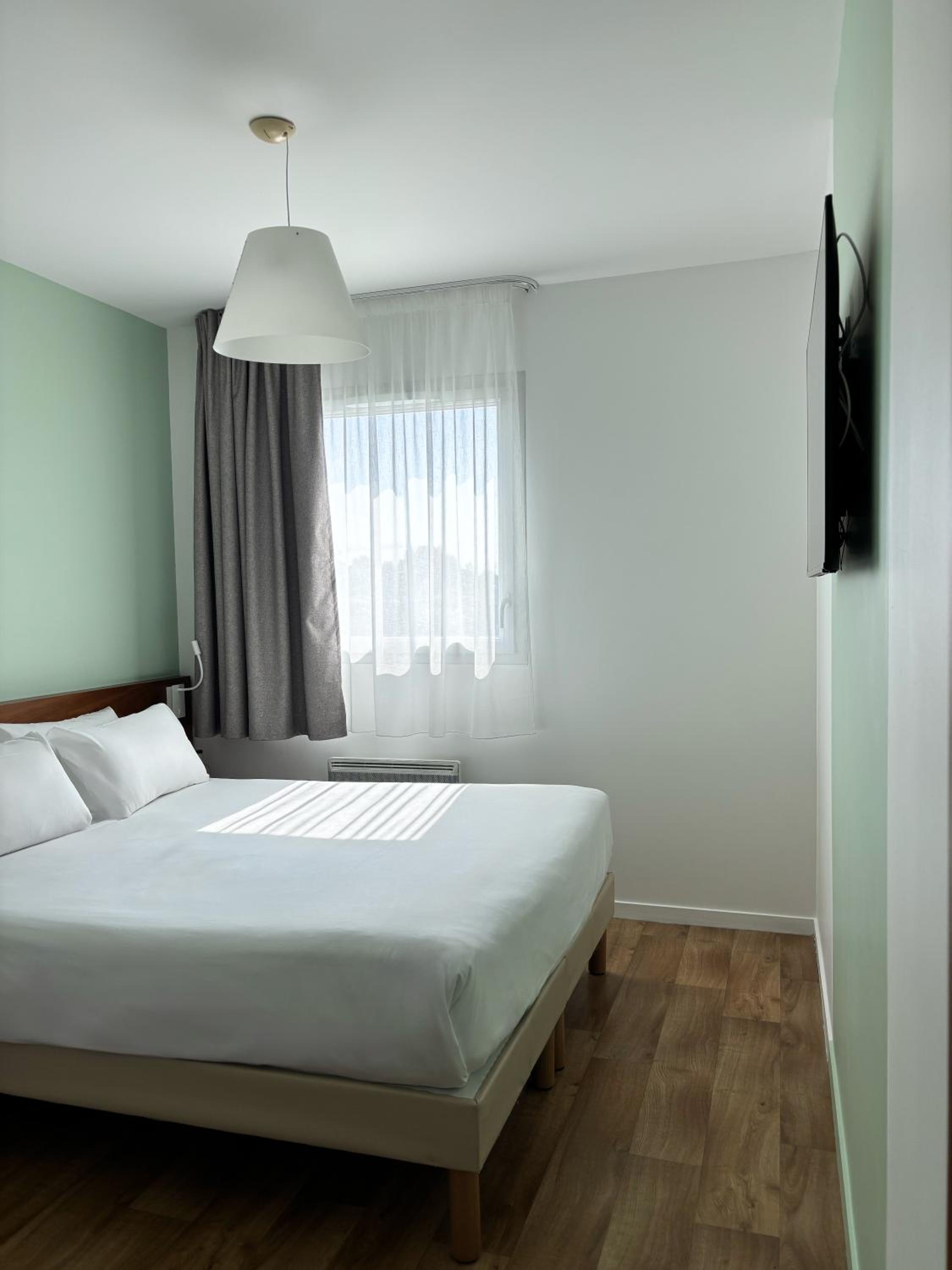 Standard Queen Room - Non-Smoking - Photo 6