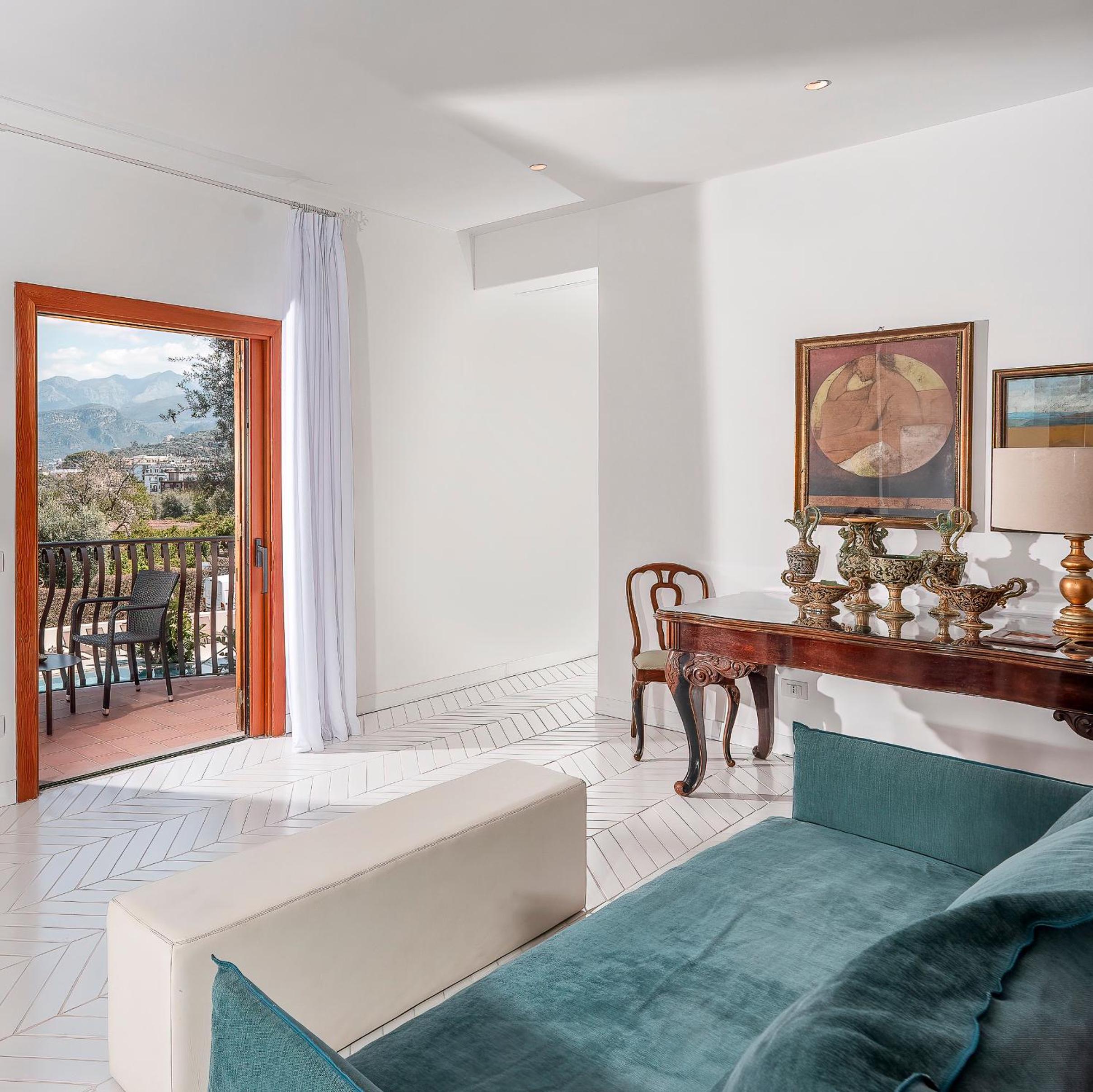 Junior Suite with Pool View photo 2