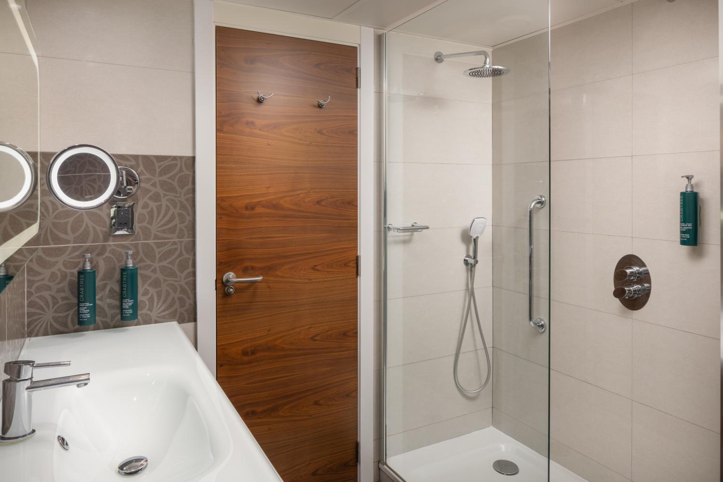 Executive Corner King Room - Lounge Access thumbnail 5
