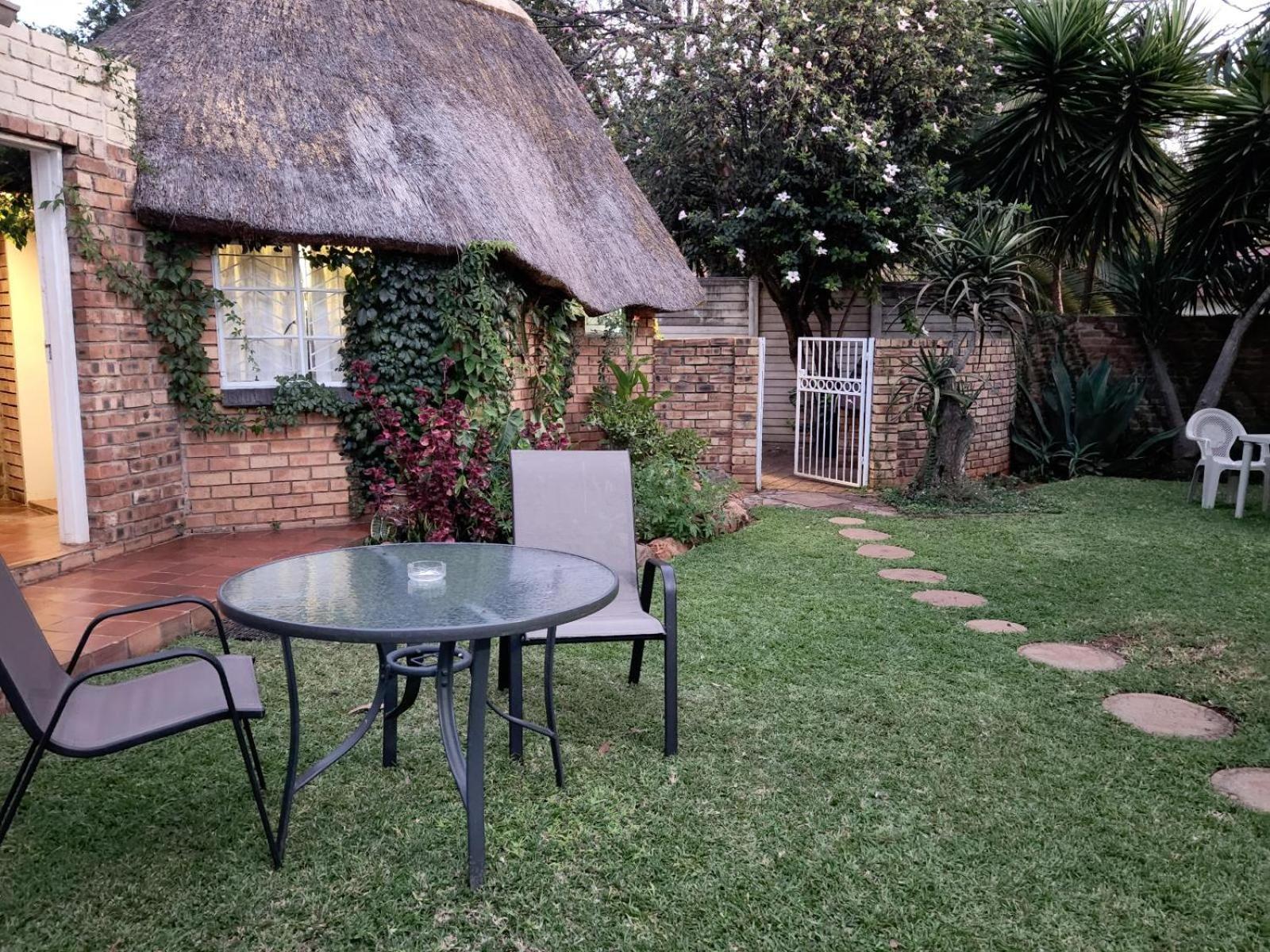 Double Room with Garden View - Photo 8