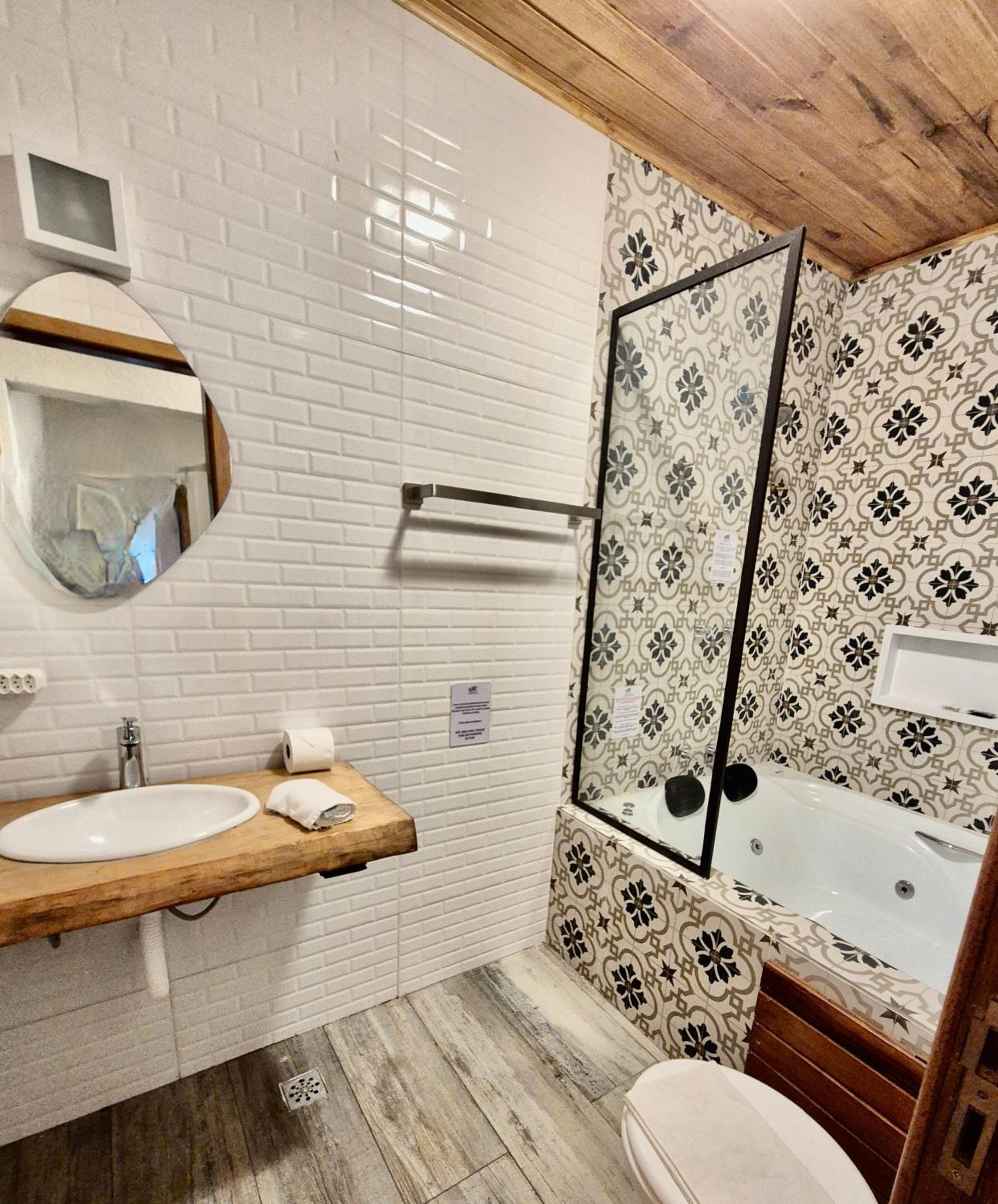 Queen Room with Spa Bath photo 1