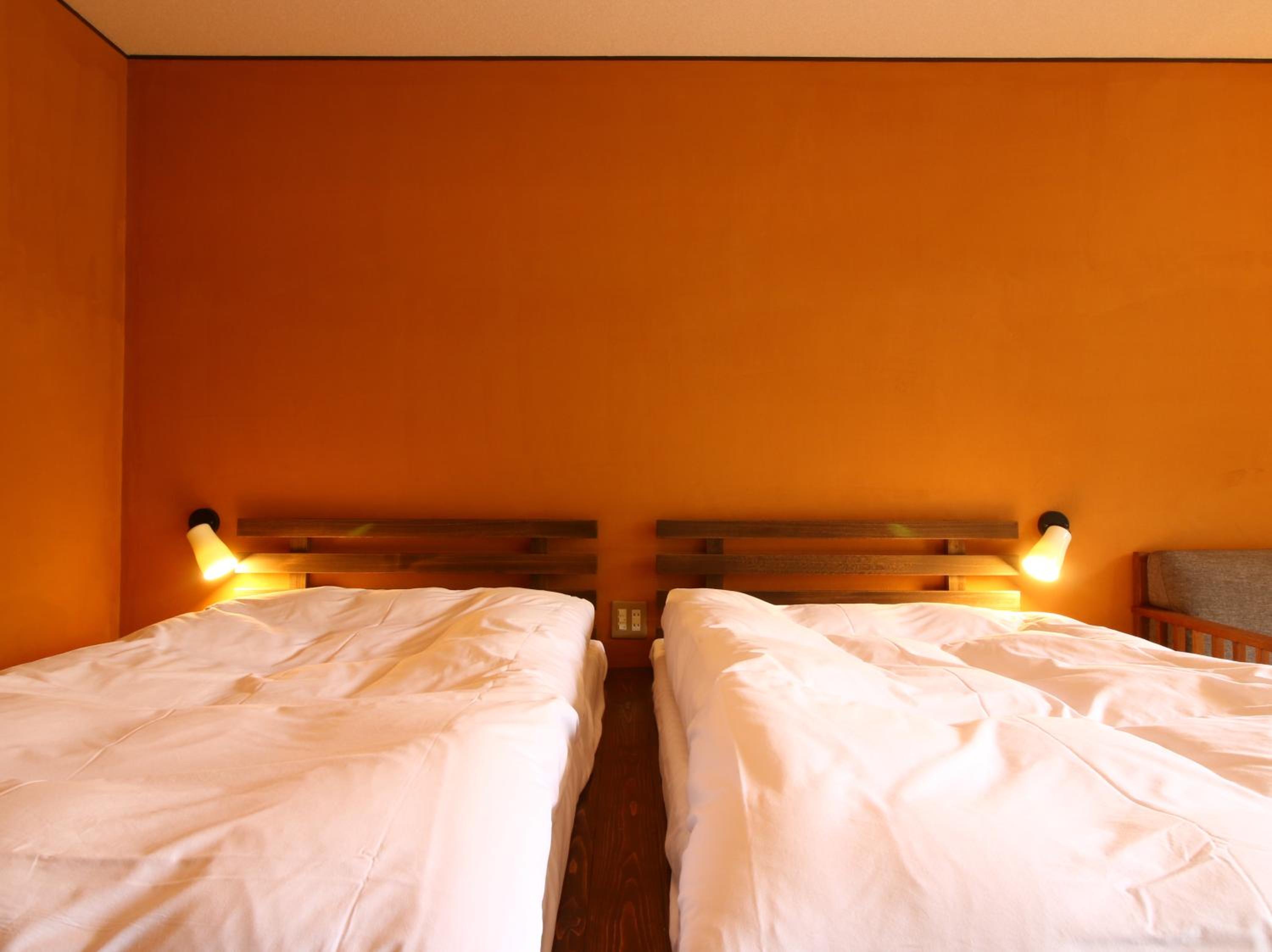 Standard Twin Room with Shared Bathroom - Photo 6