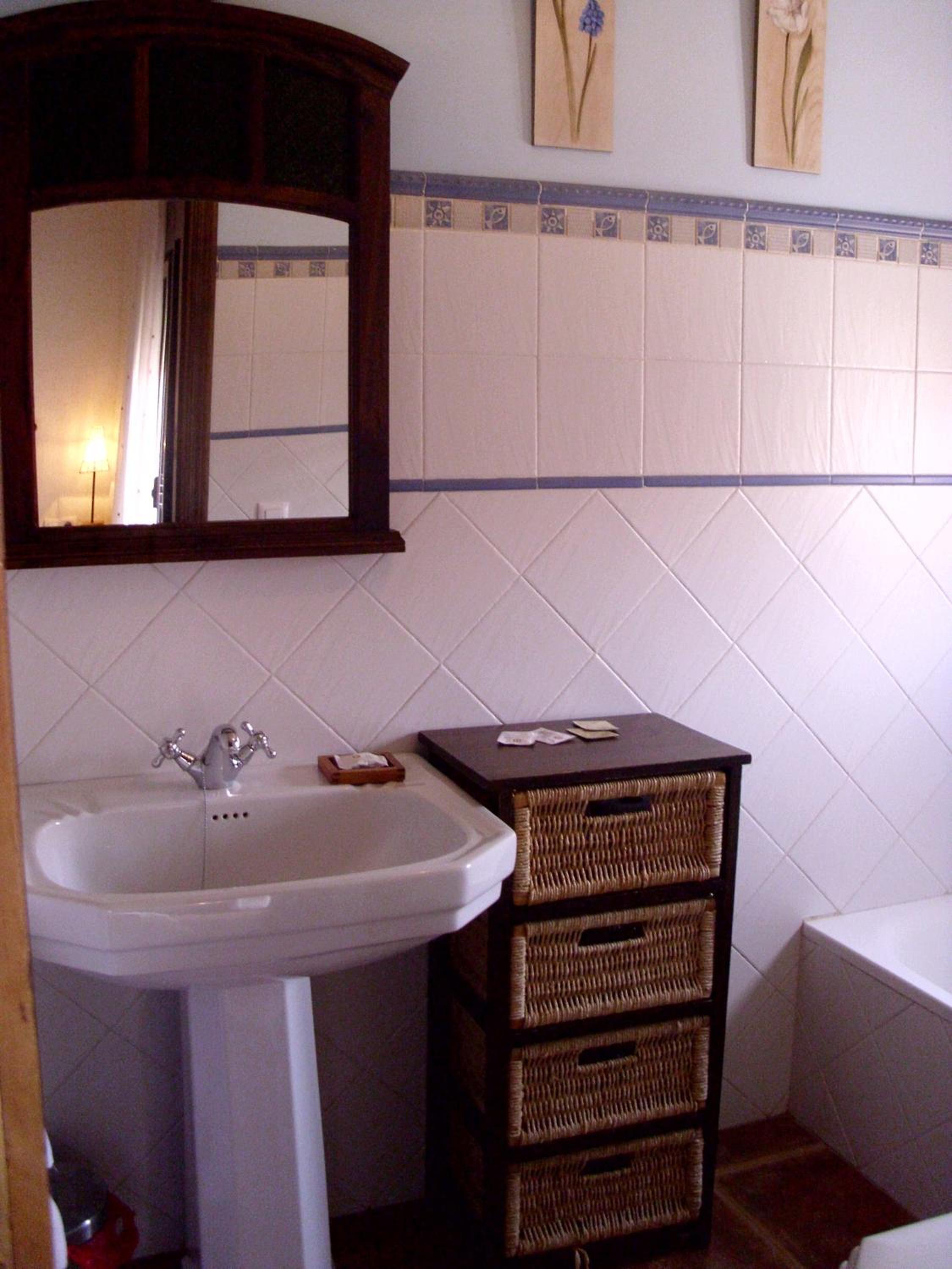 Double or Twin Room - Photo 9