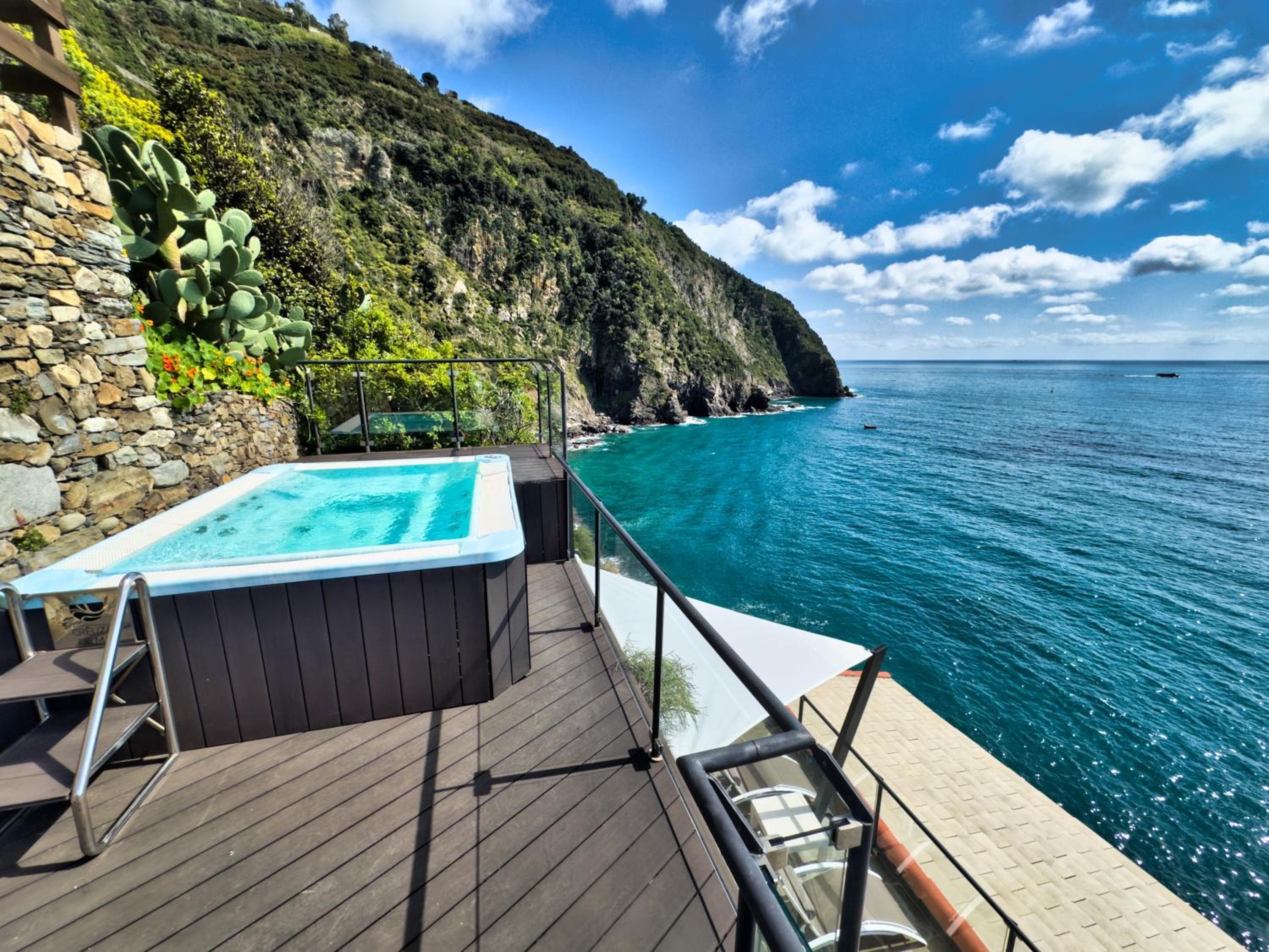 Deluxe Double room with Balcony and Jacuzzi sea view photo 3