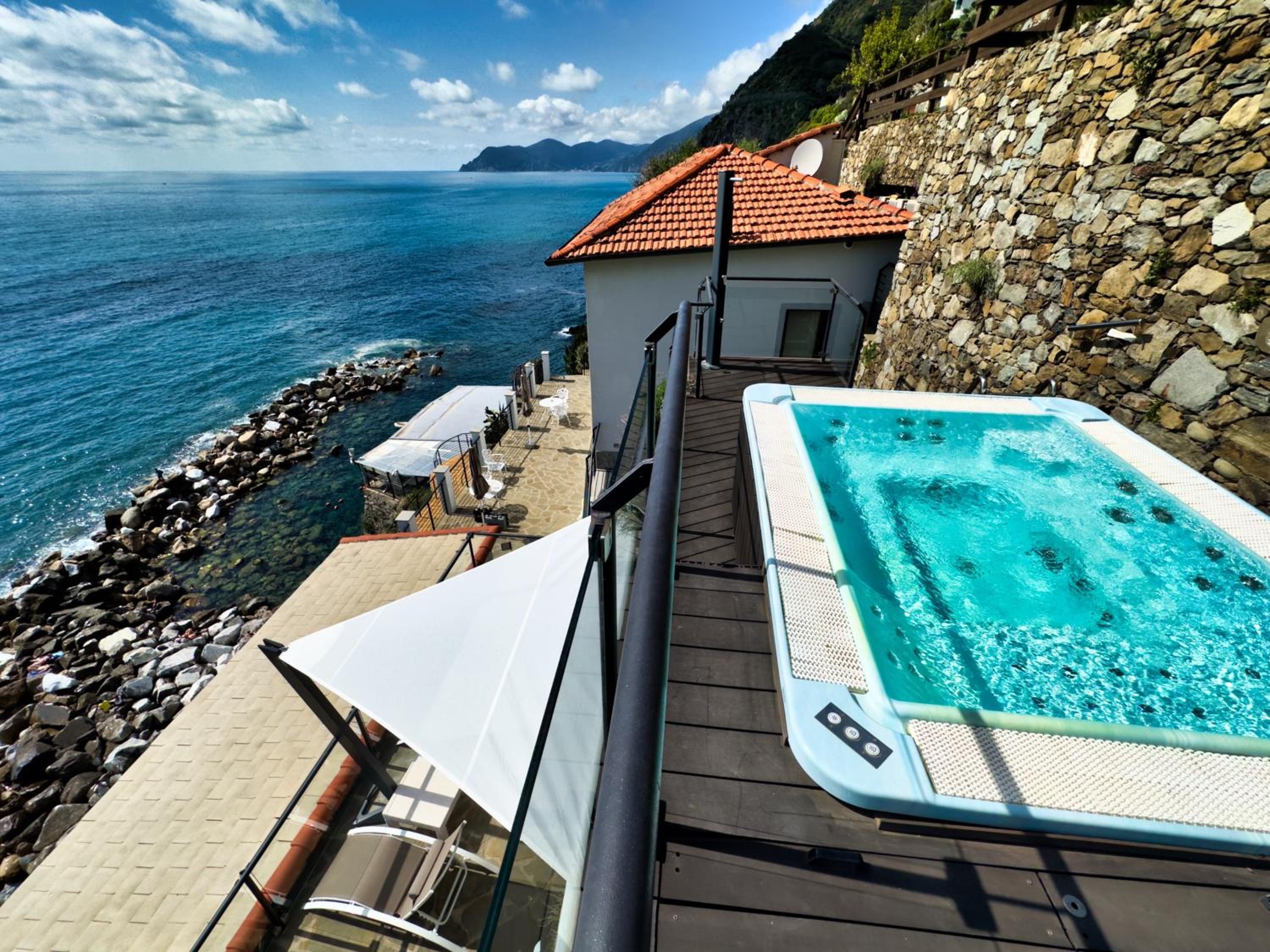Deluxe Double room with Balcony and Jacuzzi sea view photo 2