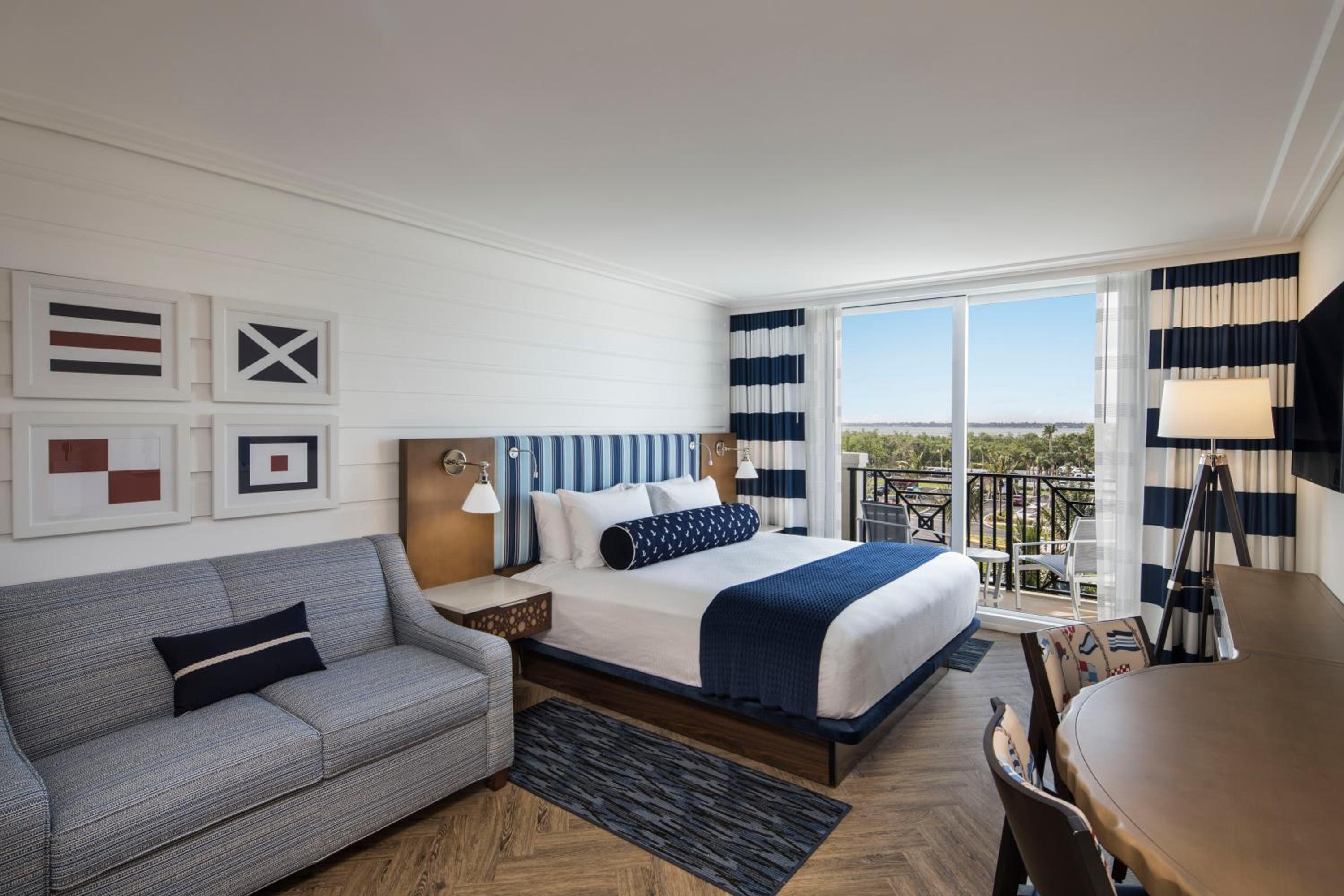 King Room with Pool View – Disability Access