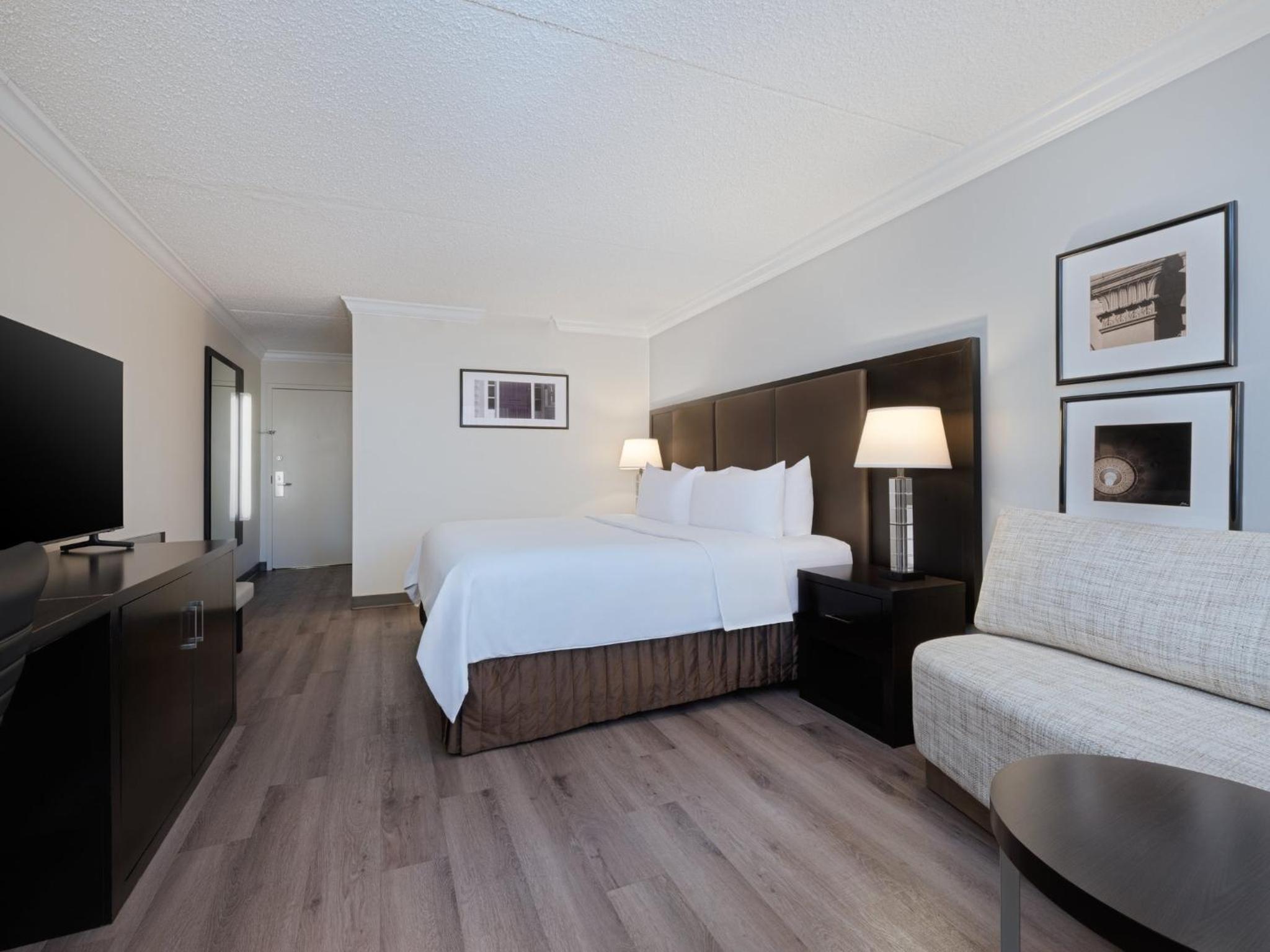 Premium King Room - Club Floor - Photo 2