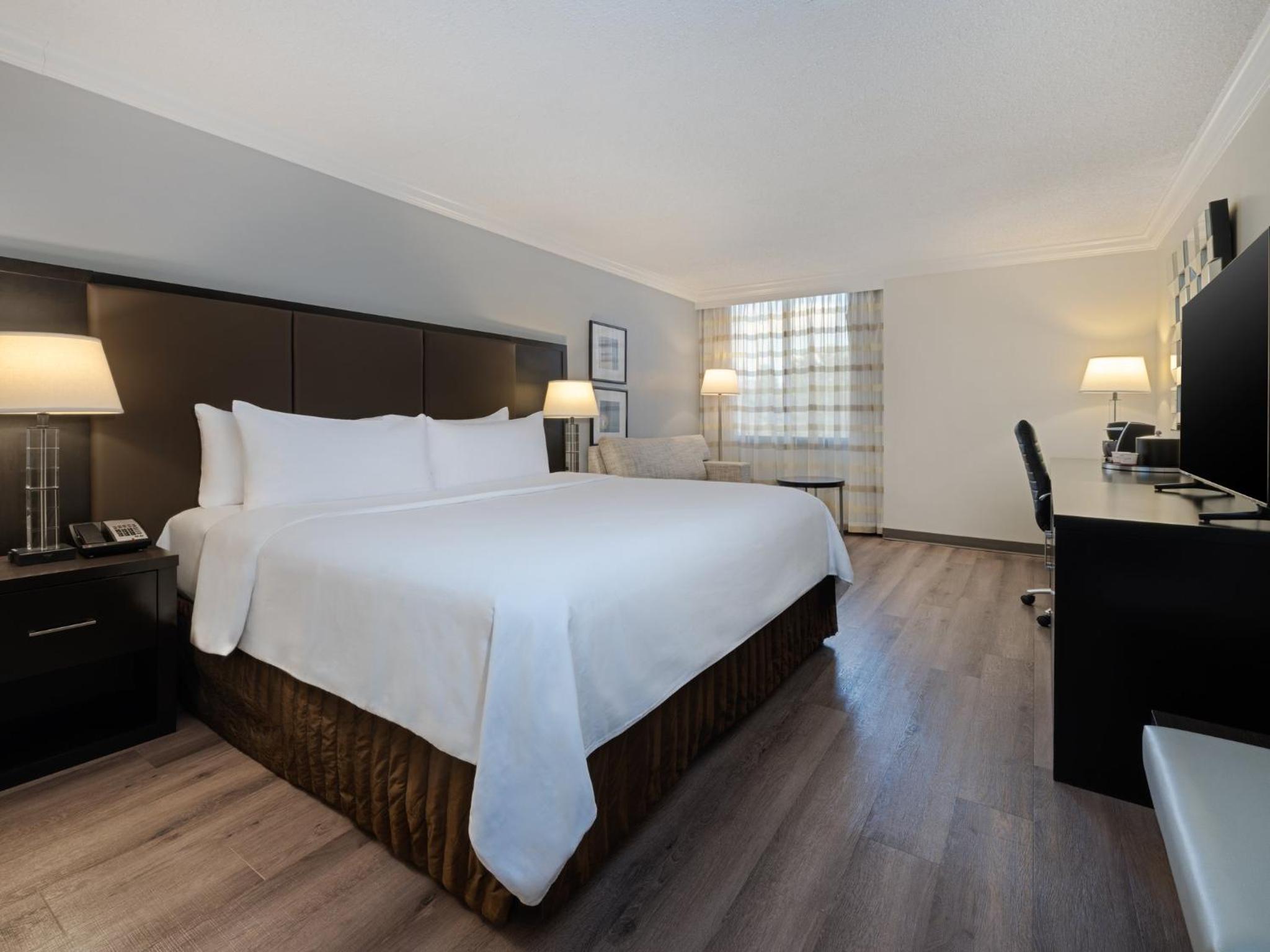 Premium King Room - Club Floor - Photo 4