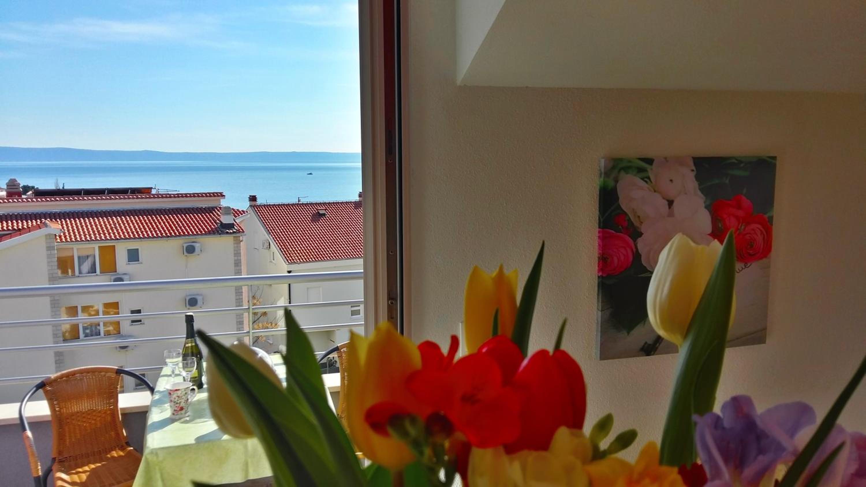 Three-Bedroom Apartment with Balcony and Sea View photo 2
