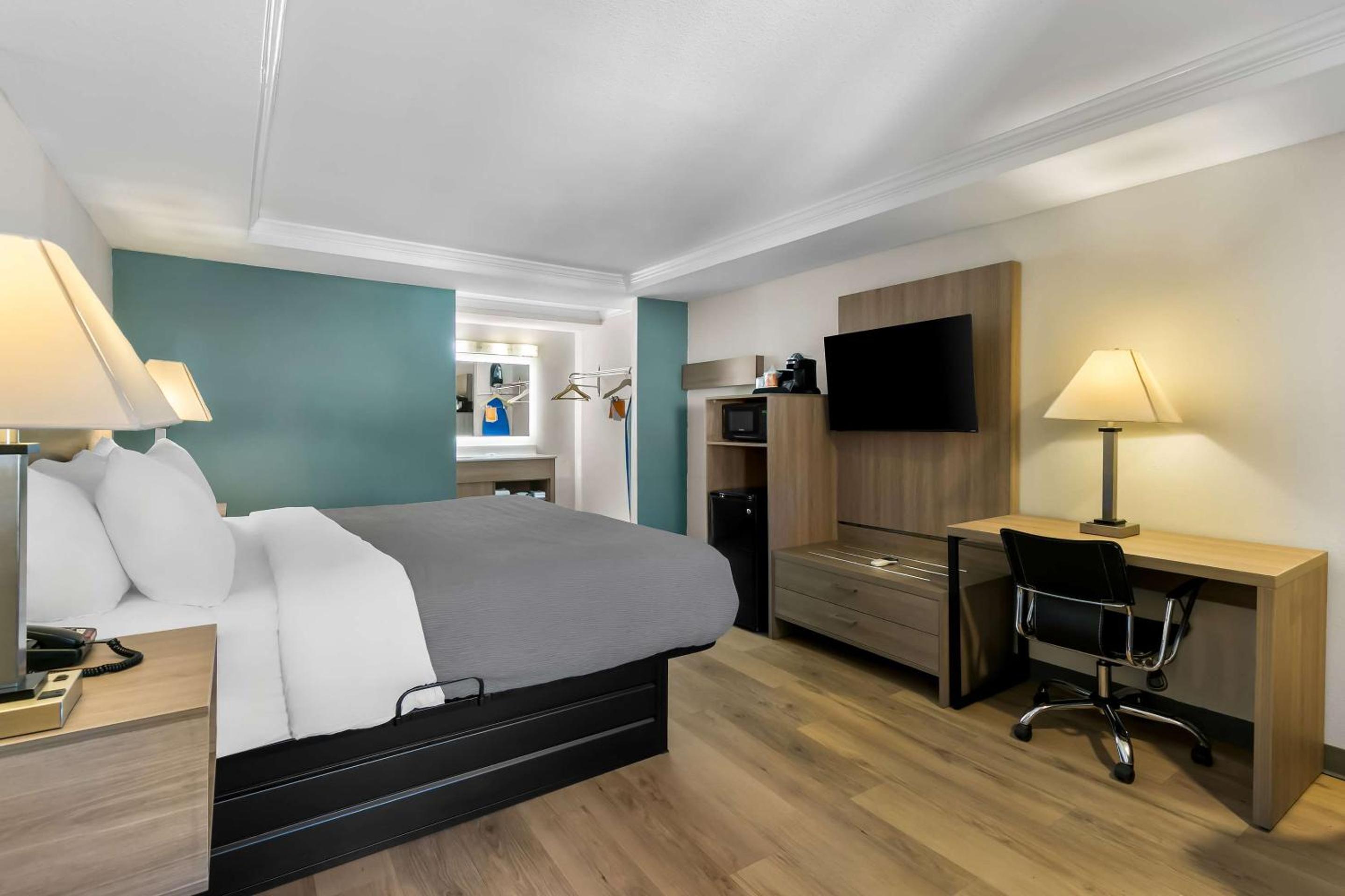 King Room - Non-Smoking - Photo 3