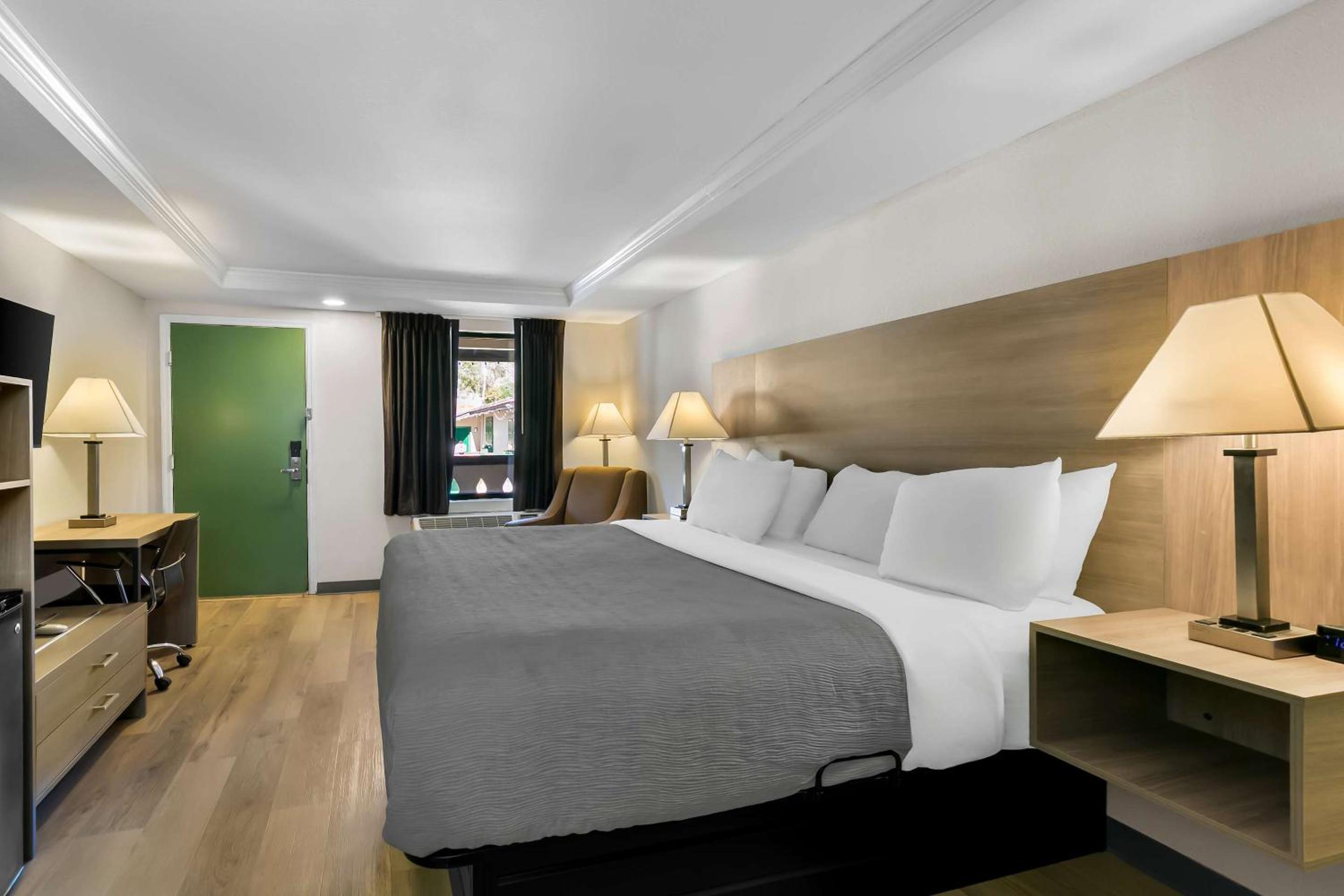 King Room - Non-Smoking - Photo 4