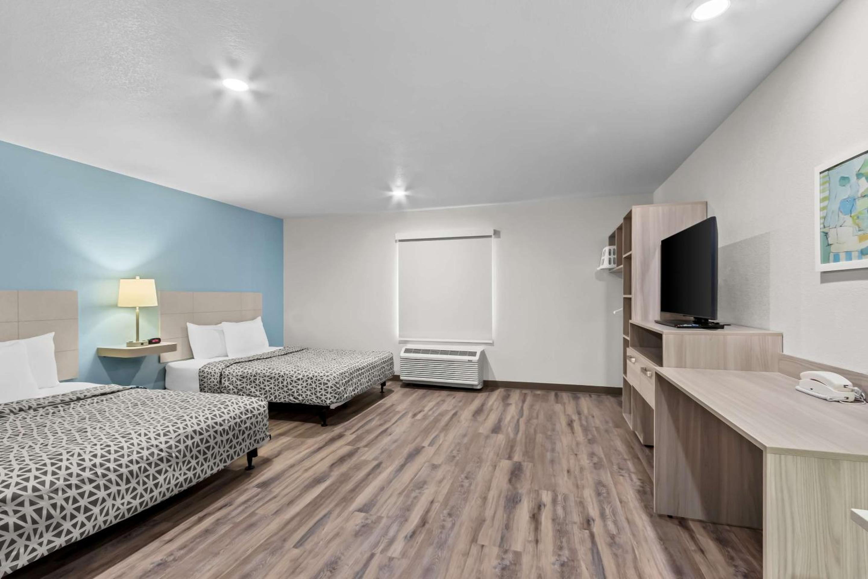Queen Suite with Two Queen Beds and Tub - Disability Access/Non Smoking