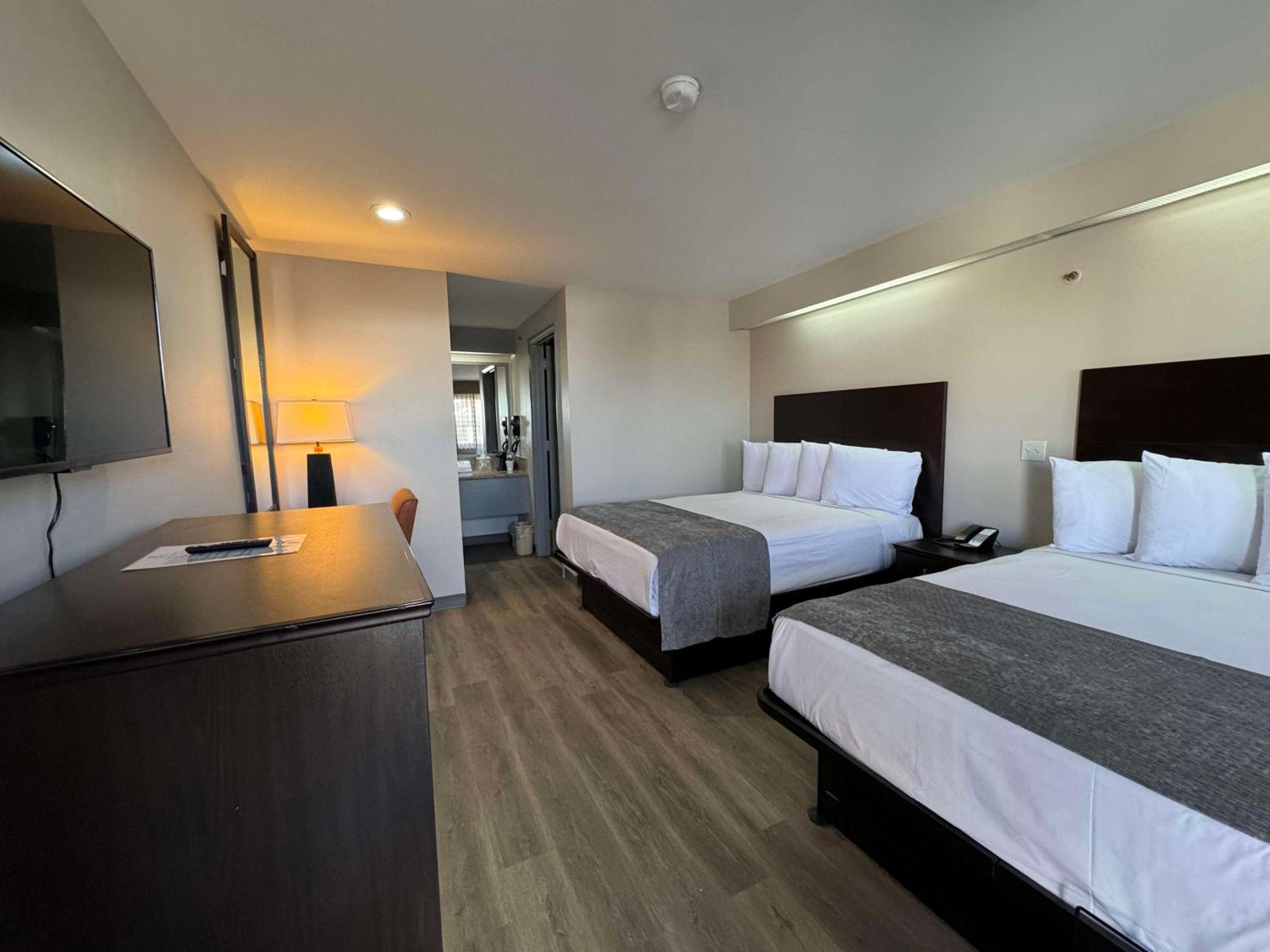 Queen Room with Two Queen Beds - Non-Smoking - Photo 1