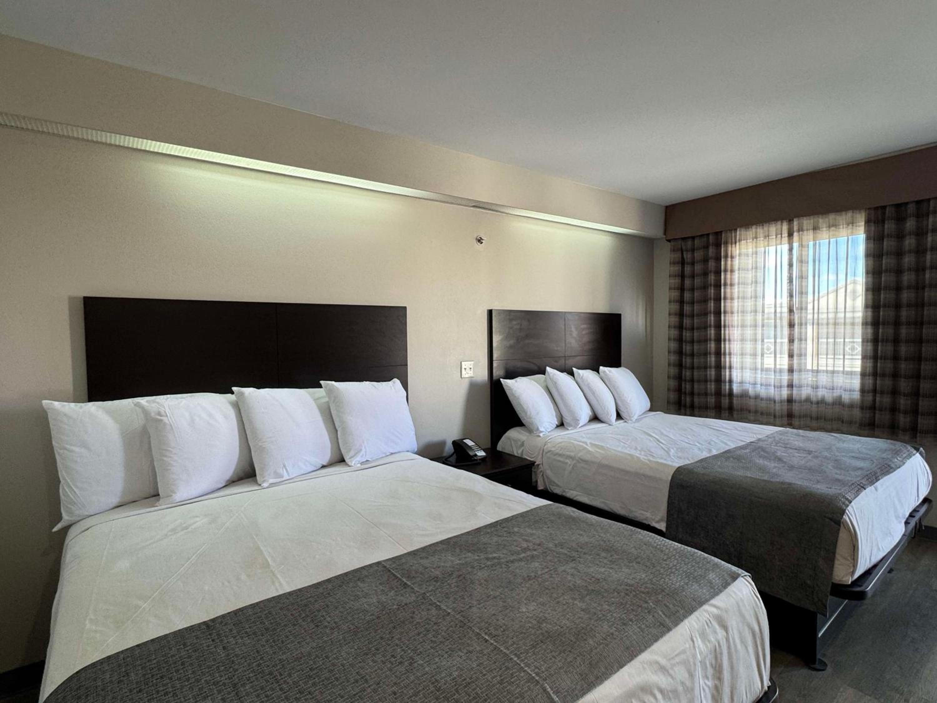Queen Room with Two Queen Beds - Non-Smoking - Photo 2