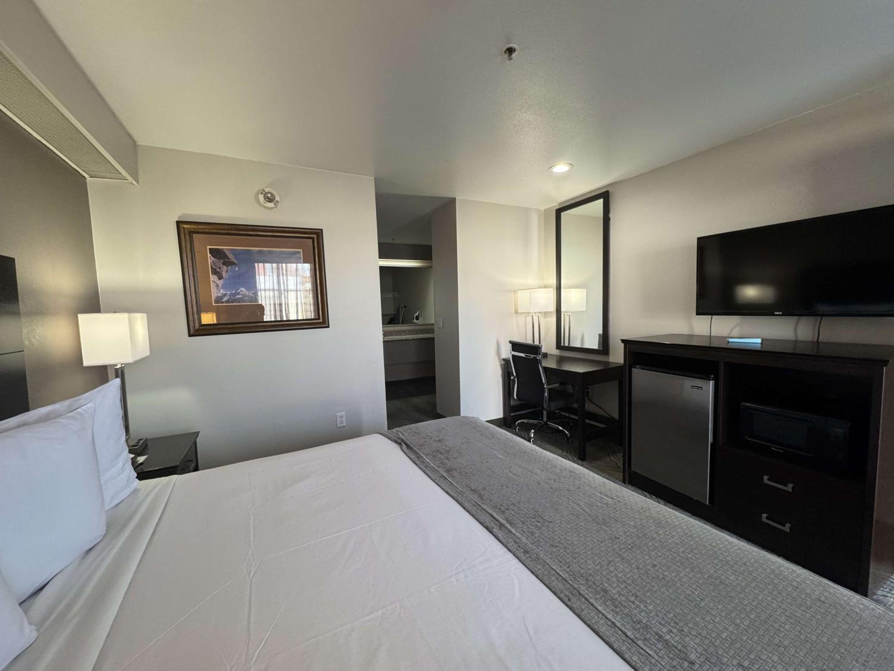 King Room - Non-Smoking - Photo 2