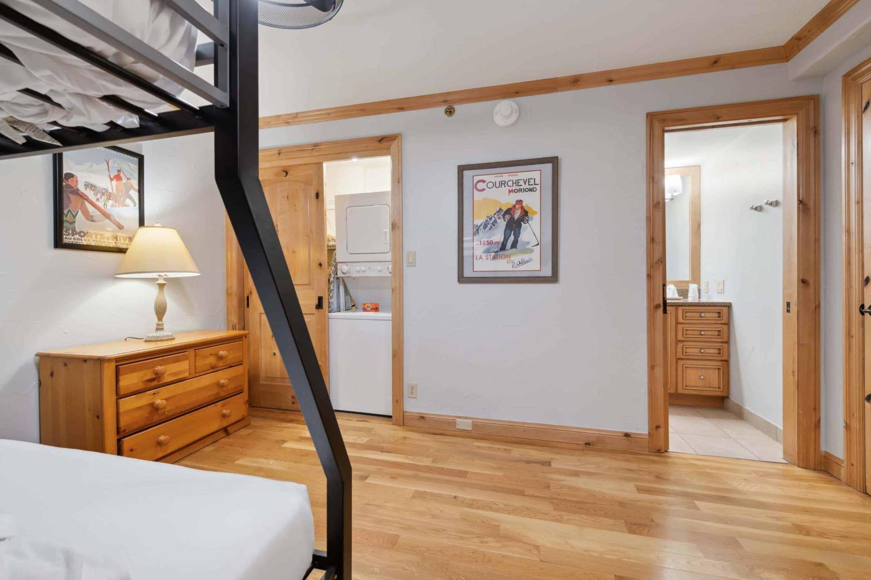 Two-Bedroom Apartment with Mountain View photo 2