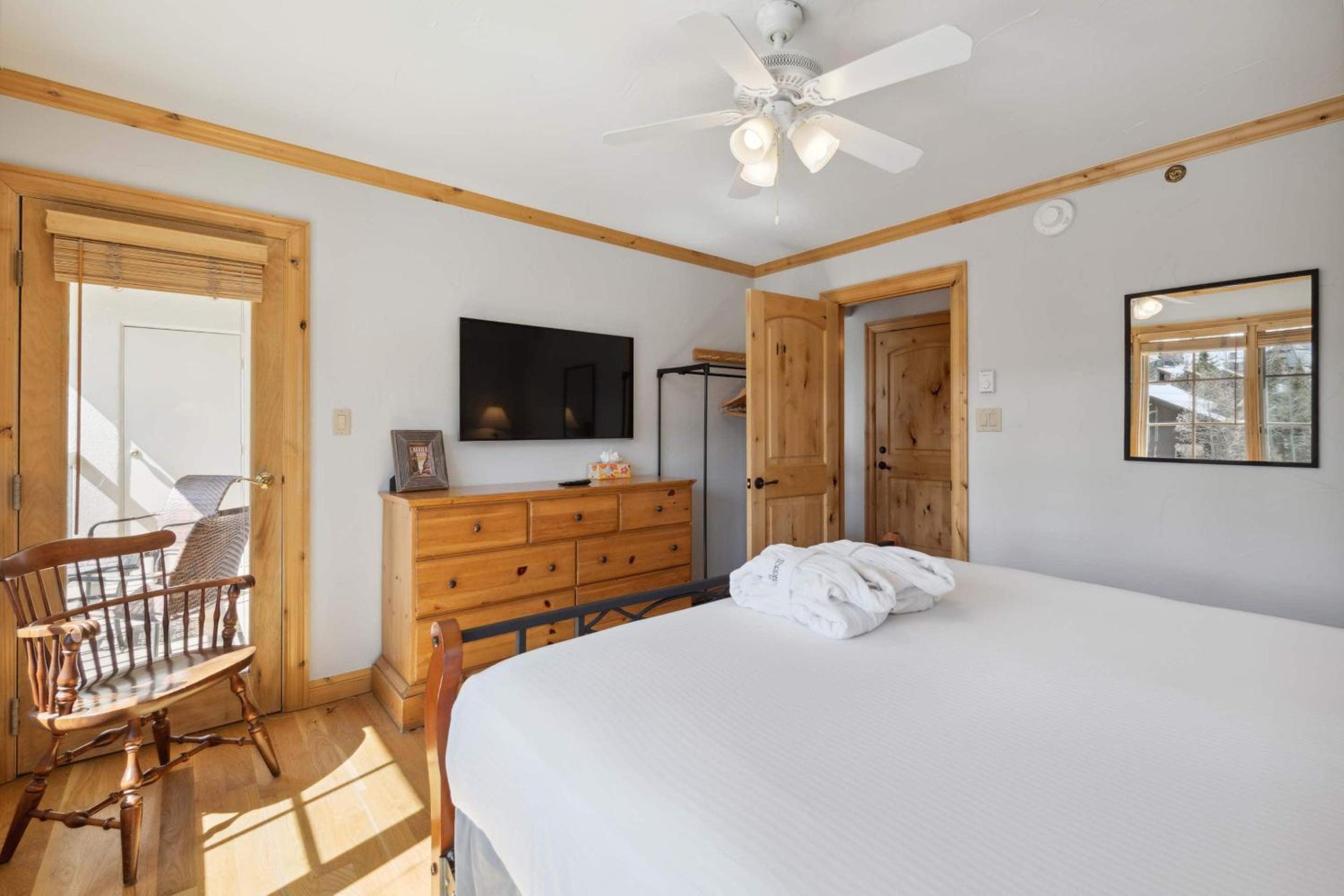 Two-Bedroom Apartment with Mountain View photo 3