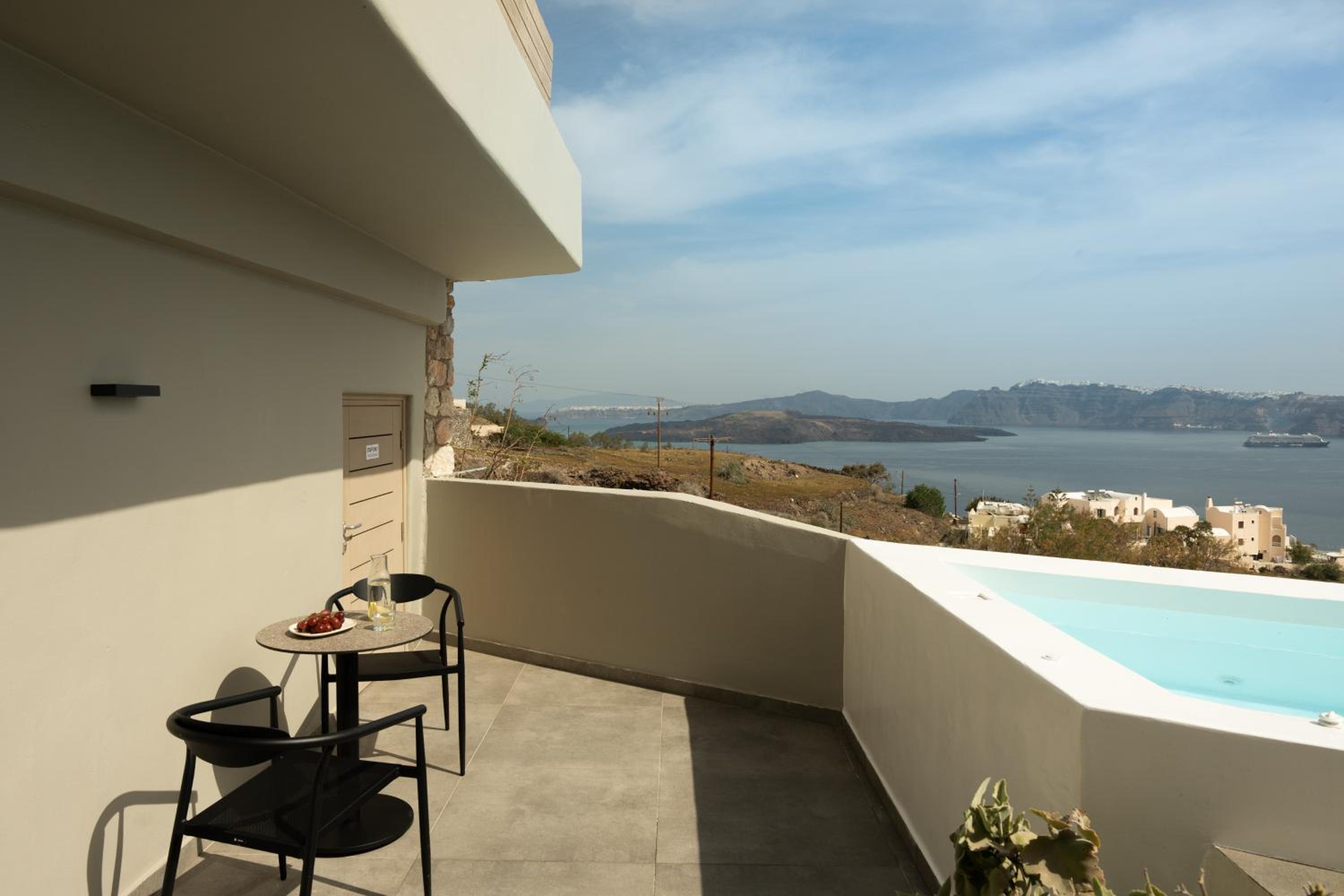 Deluxe Suite with Private Plunge Pool and Caldera View photo 1