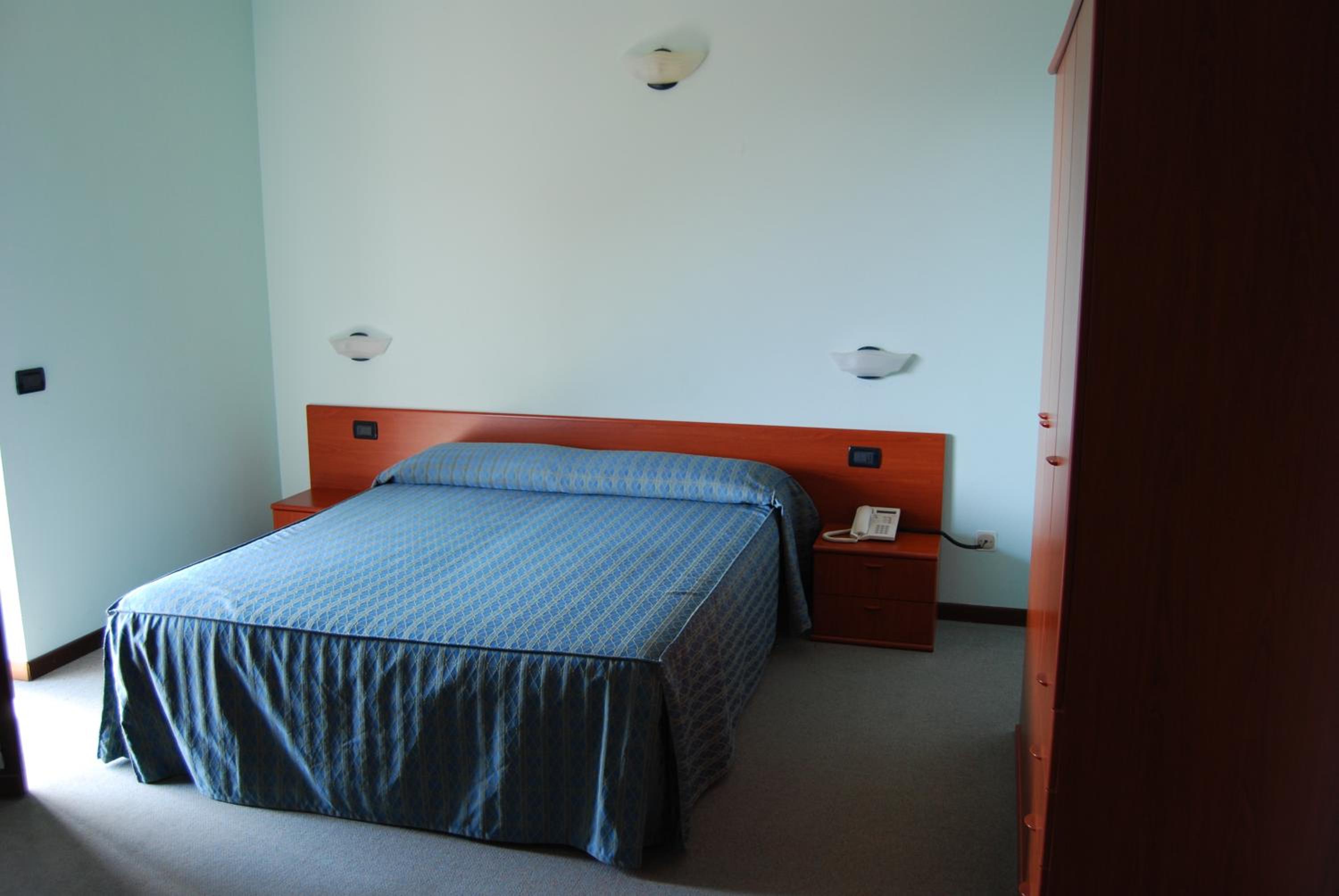 Double Room Single Use with Lake View photo 3