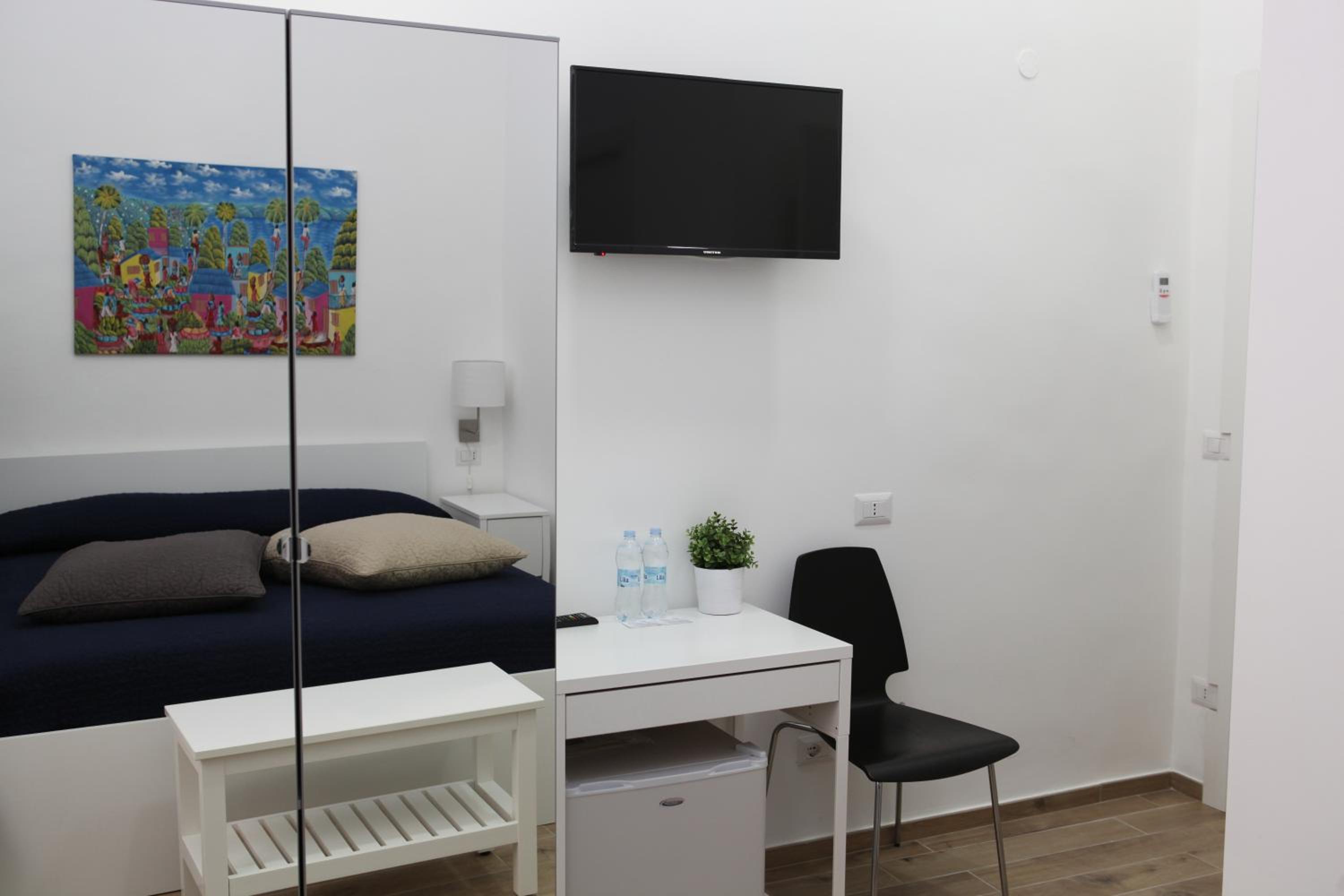 Standard Double Room - Photo 9
