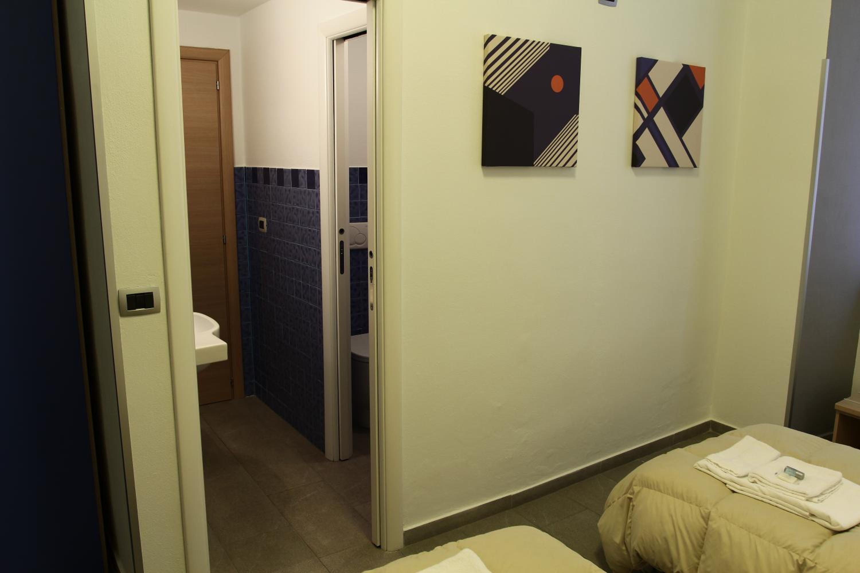 Two Connecting Double Rooms - Photo 12