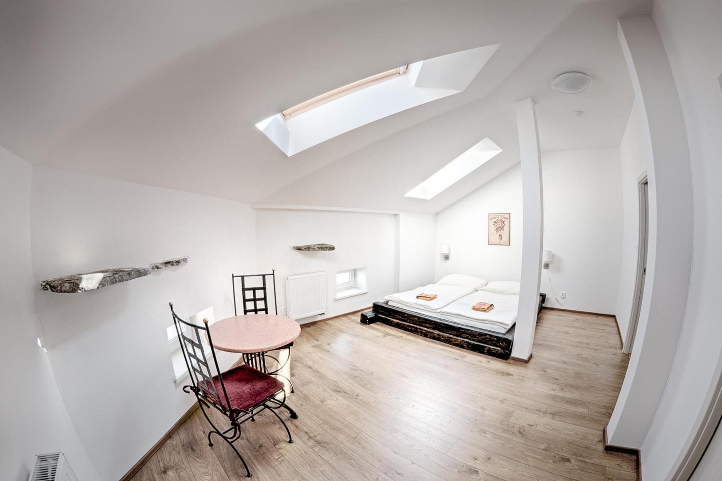 Double Room with Bathroom - Photo 3