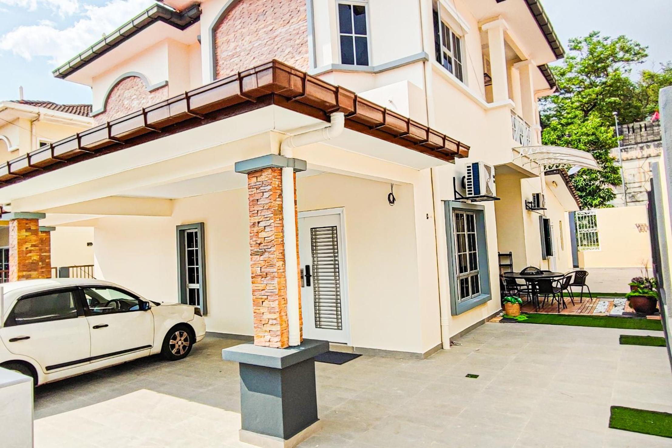 Five-Bedroom House photo 1