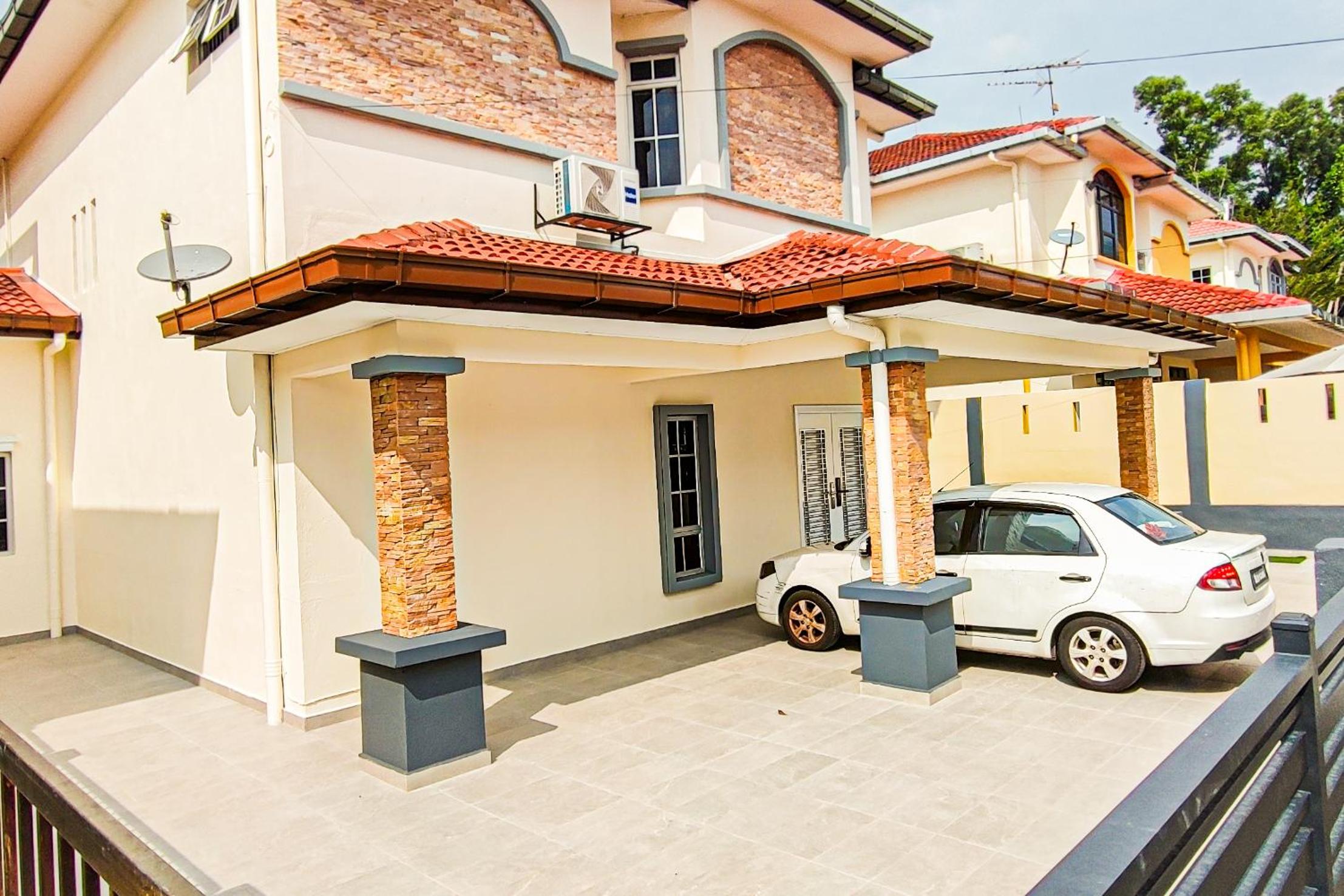 Five-Bedroom House photo 2