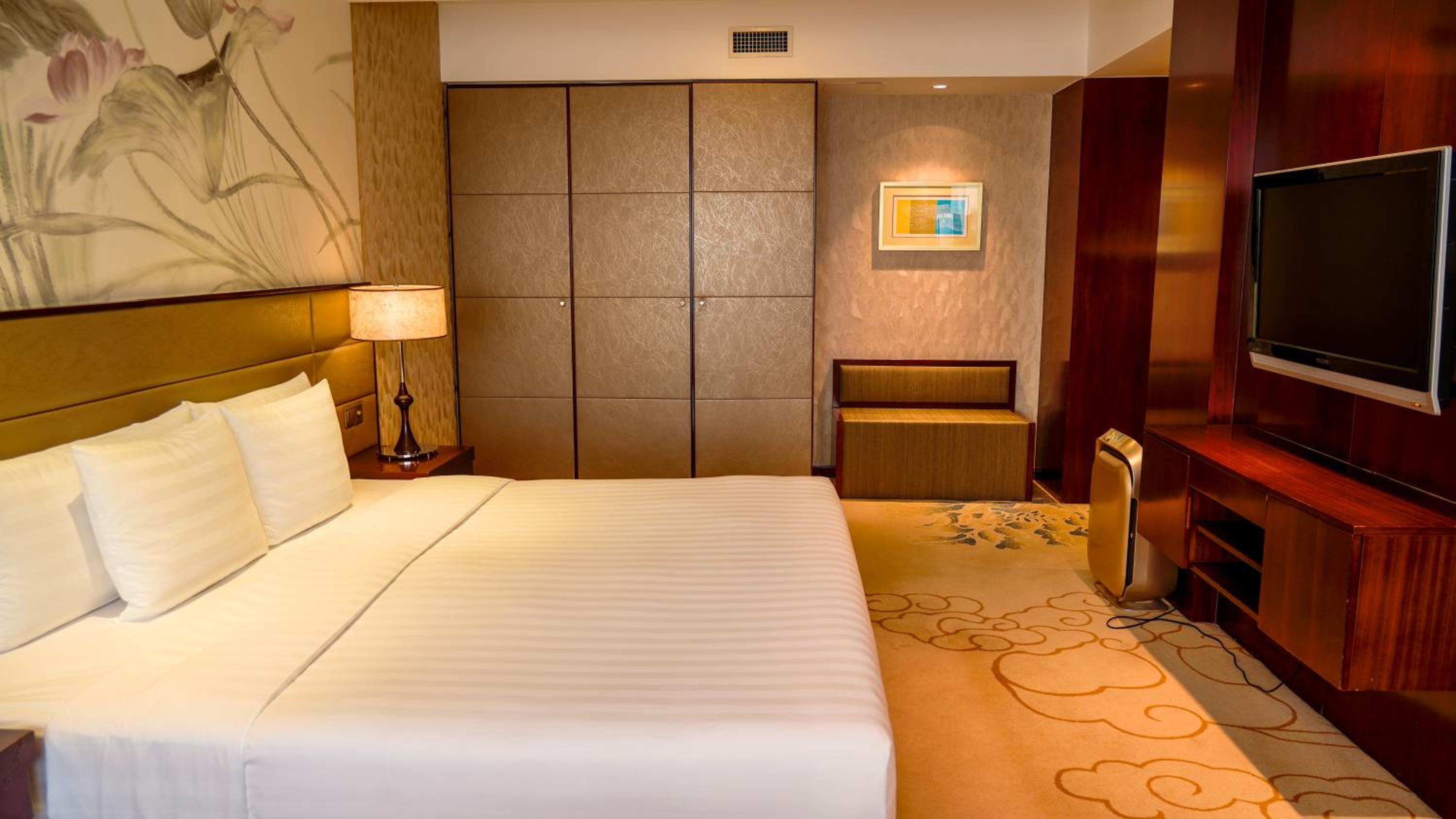 Premium King Room - Lounge Access - Photo 1