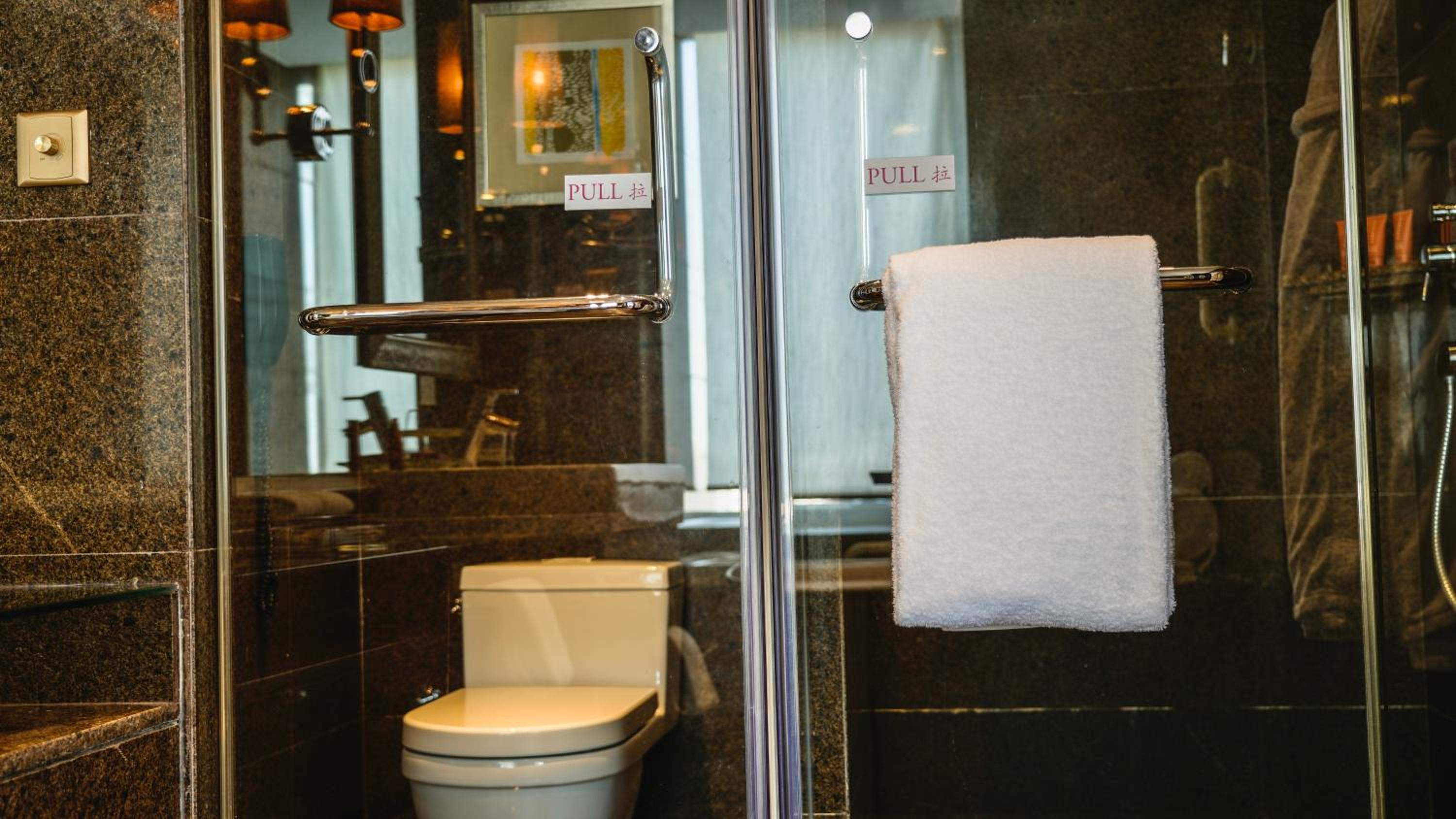 Standard King Room - High Floor thumbnail 5