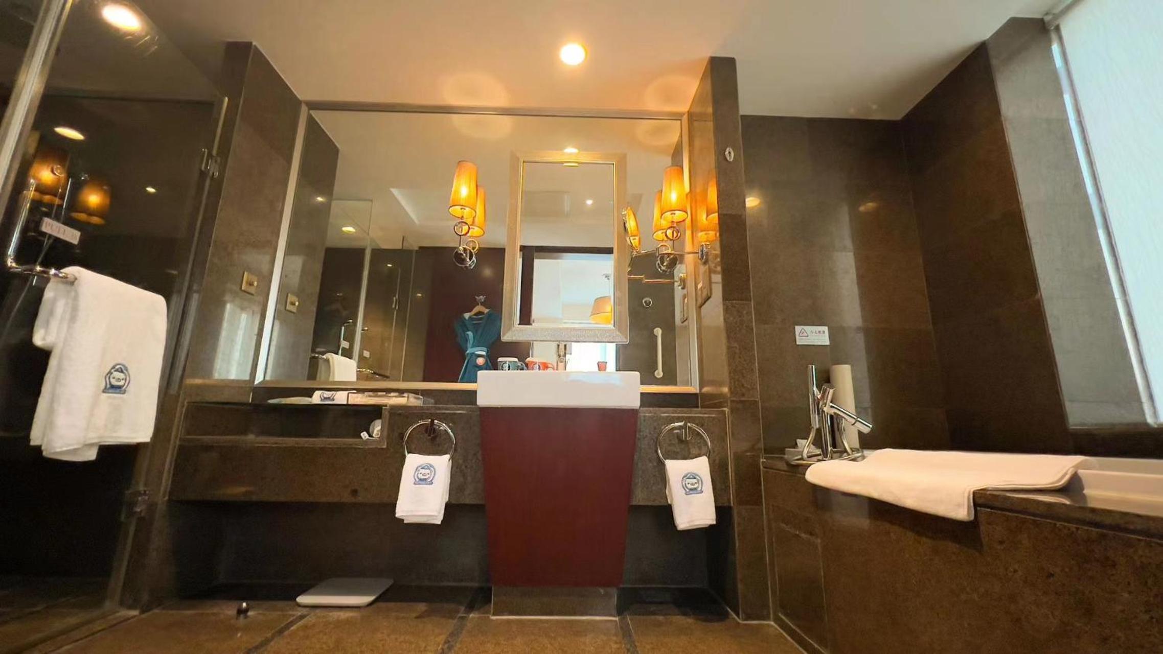 Standard Double Room with Two Double Beds - High Floor - Photo 4