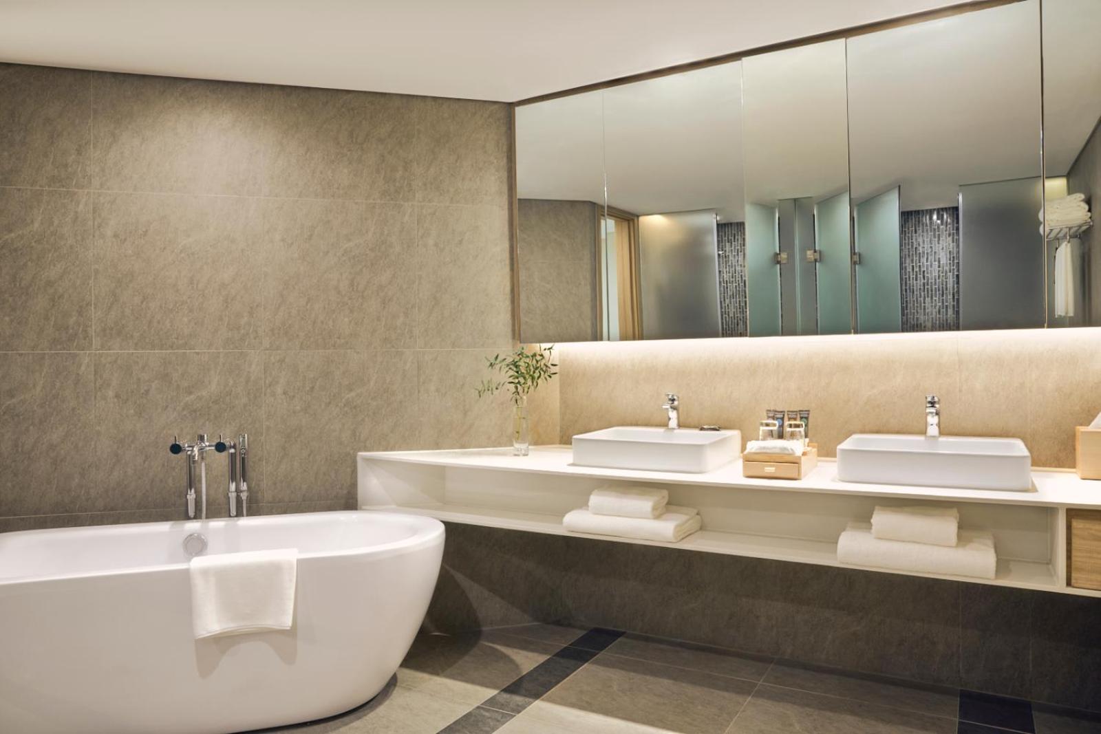 King Suite with City View and Lounge Access