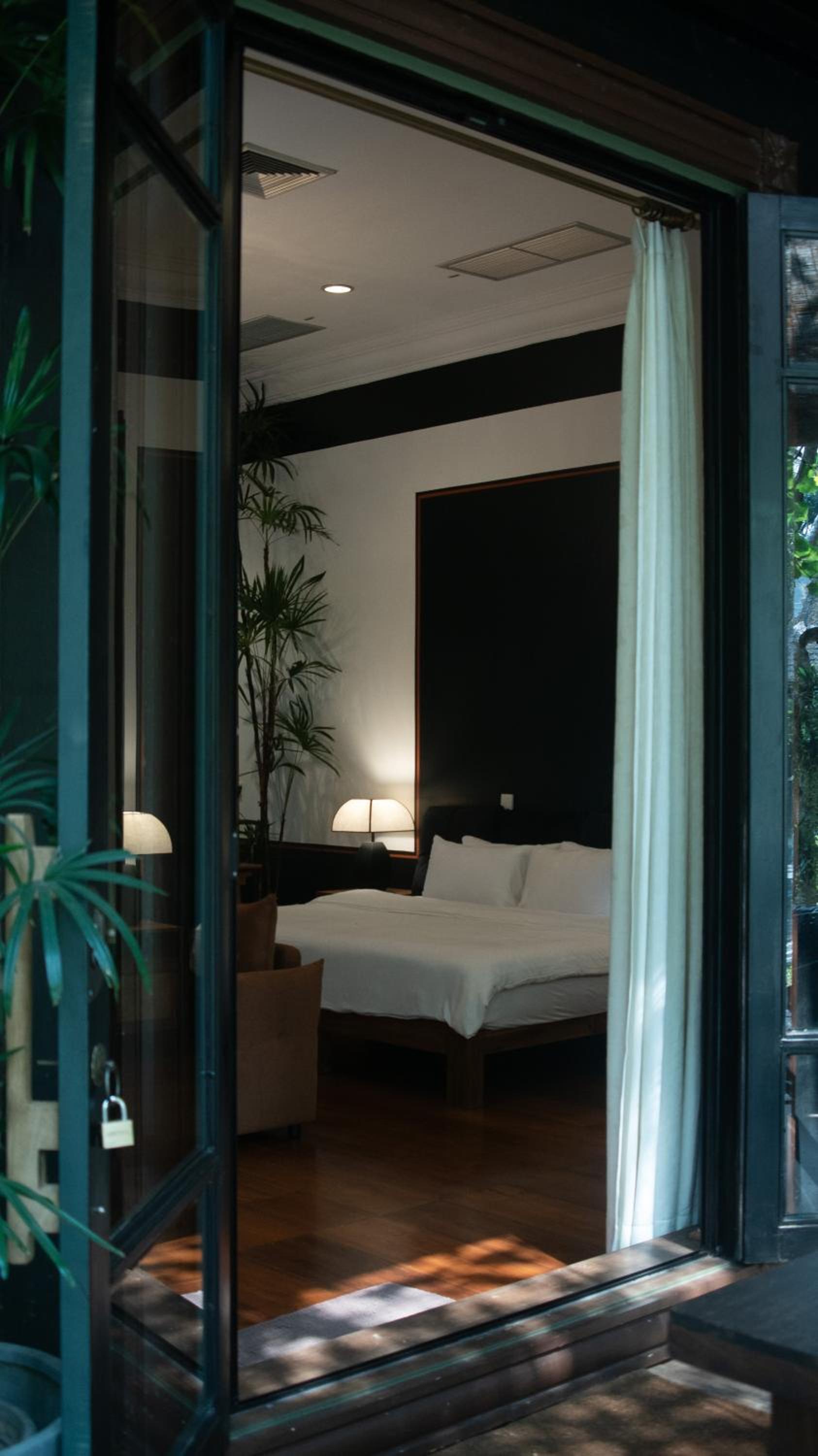 King Suite with Pool View - Photo 12