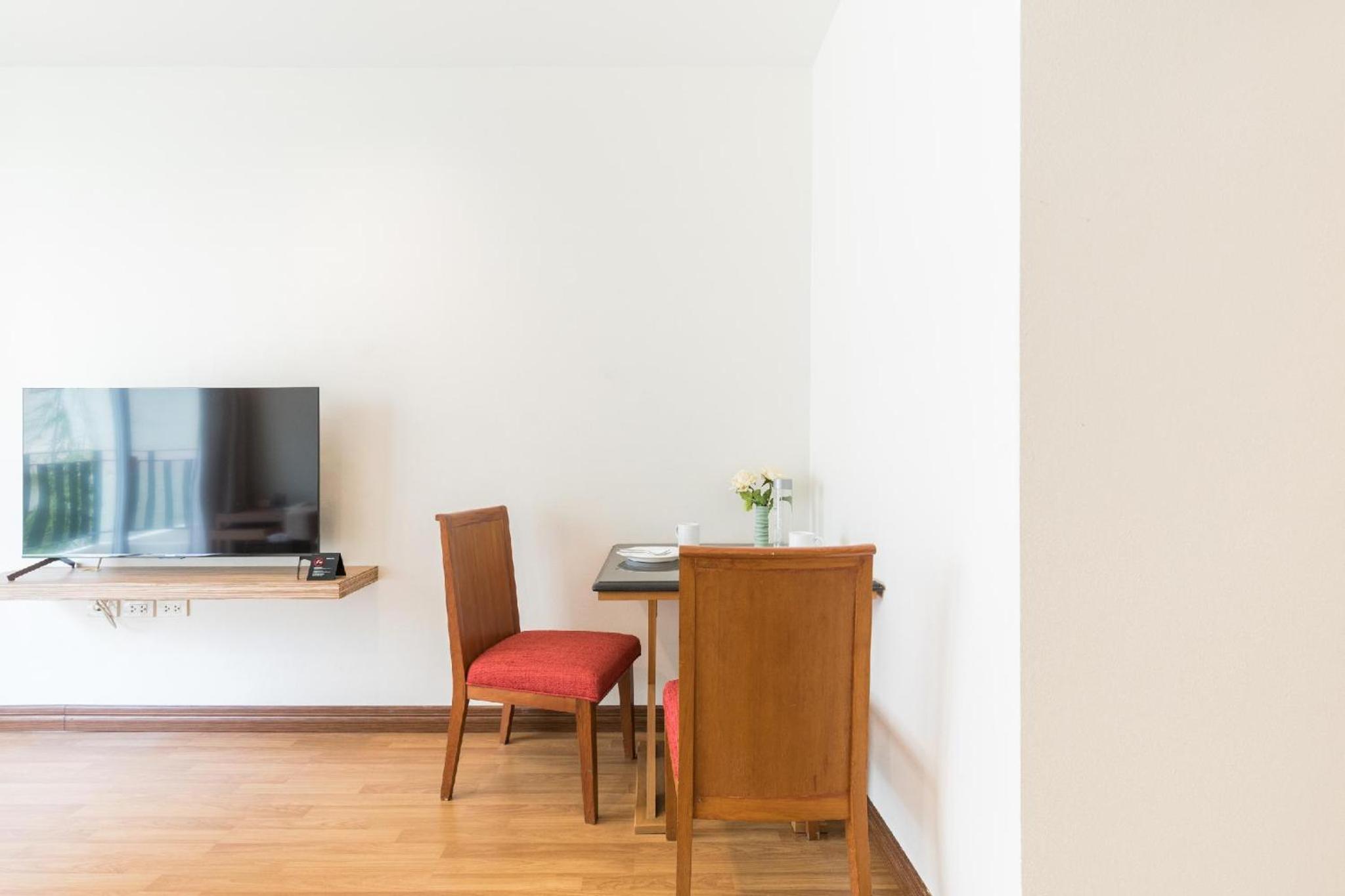 One-Bedroom Apartment with Balcony - Non-Smoking photo 2
