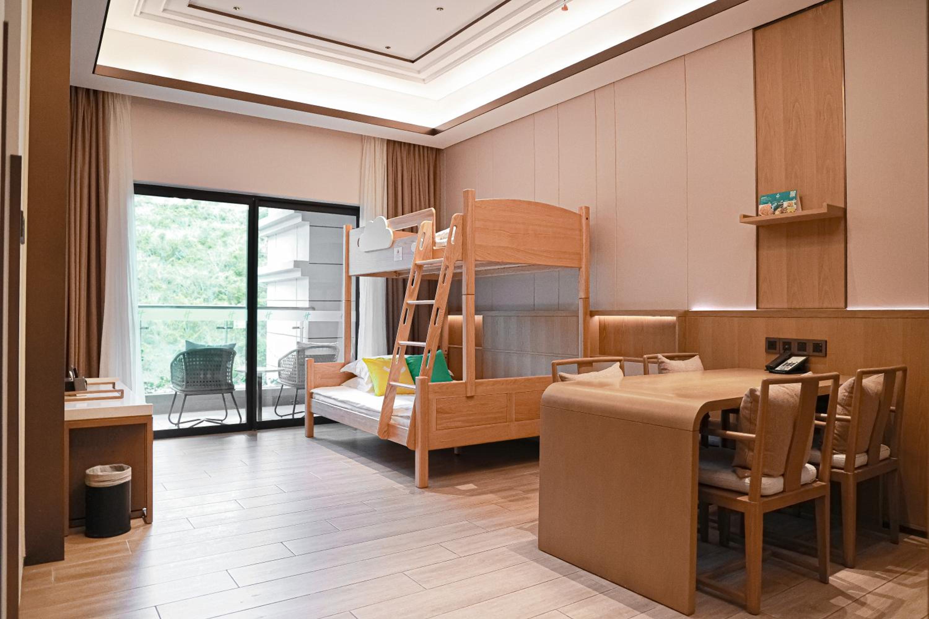 Mountain View Family Suite(1 Bunk Bed + 1 King Bed in Private Bedroom + 1 Child's Bed in Private Bedroom + Welcome Fruit + Complimentary Mini Bar + Kitchen + Free Self-Service Laundry)